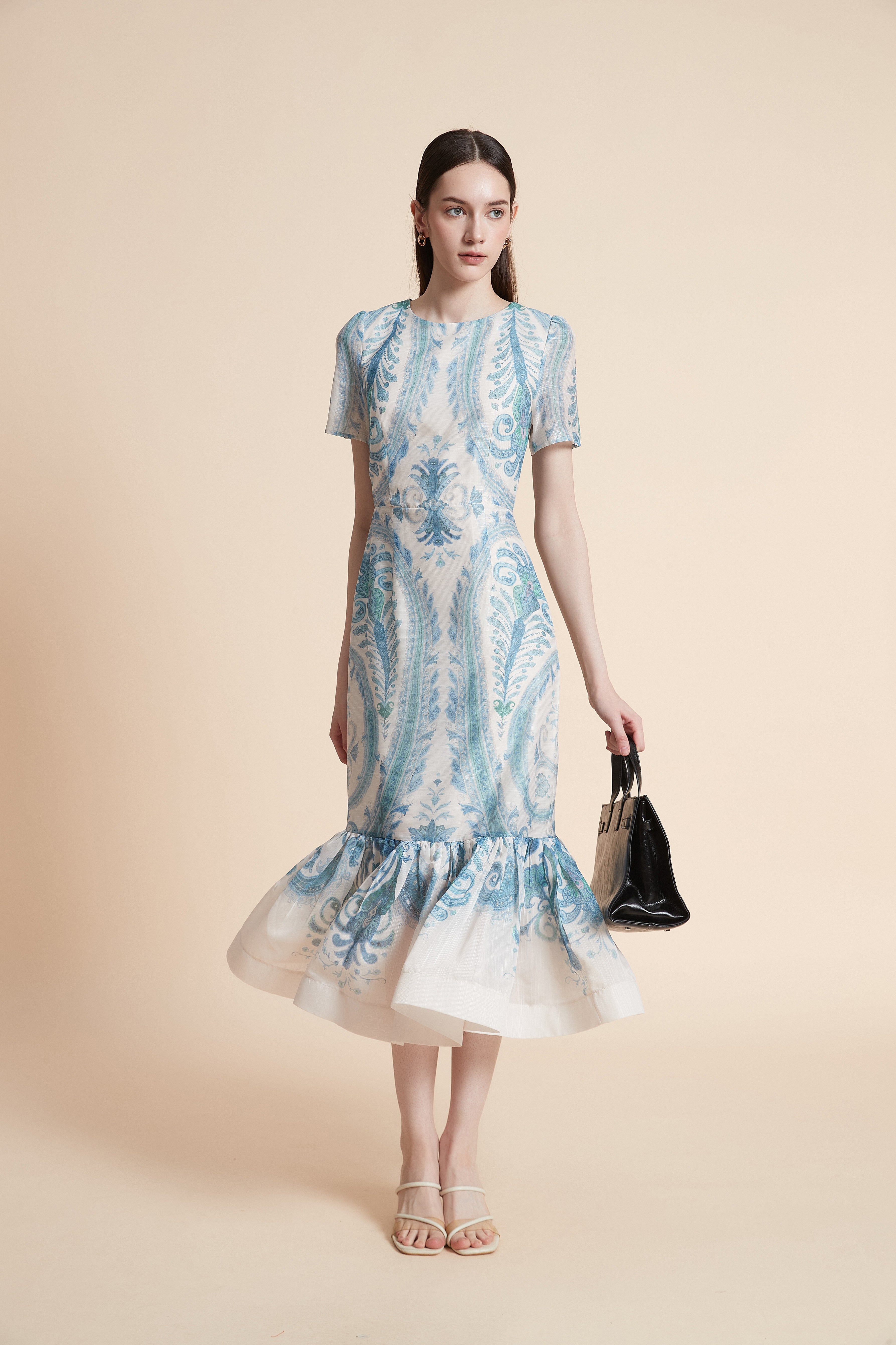 فستان ميدي منقوش بأكمام قصيرة