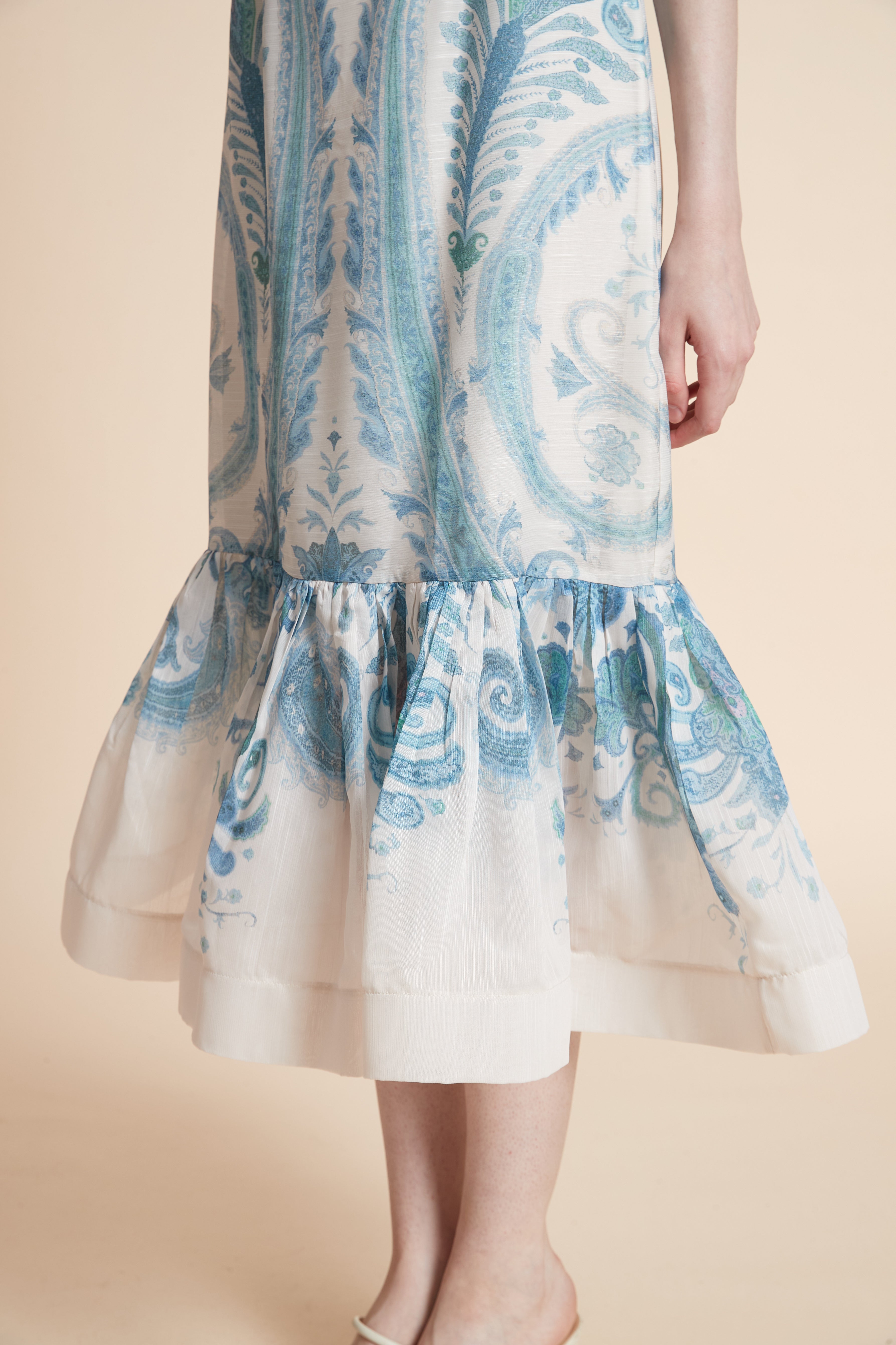 فستان ميدي منقوش بأكمام قصيرة