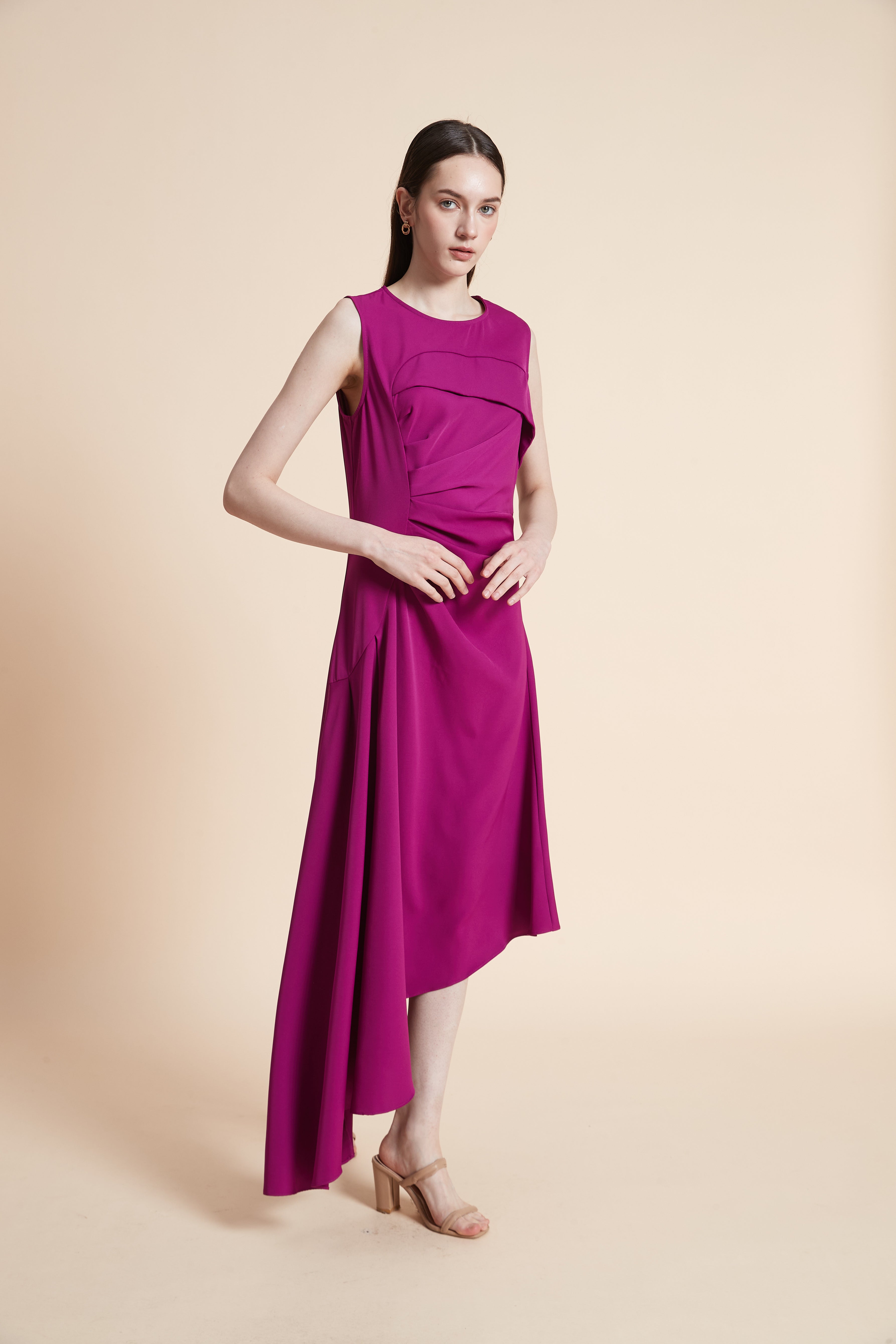 فستان ميدي سادة بدون أكمام