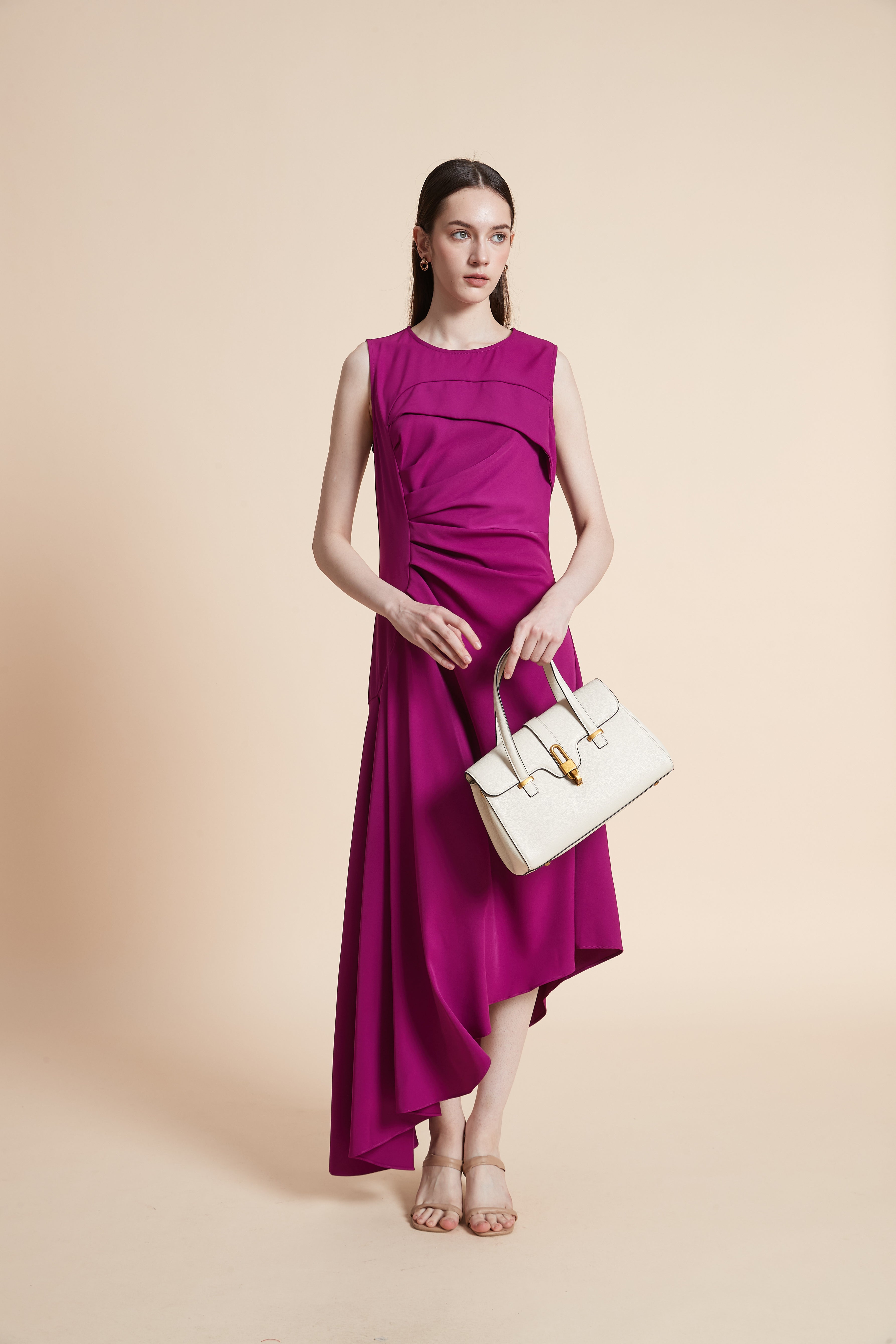 فستان ميدي سادة بدون أكمام