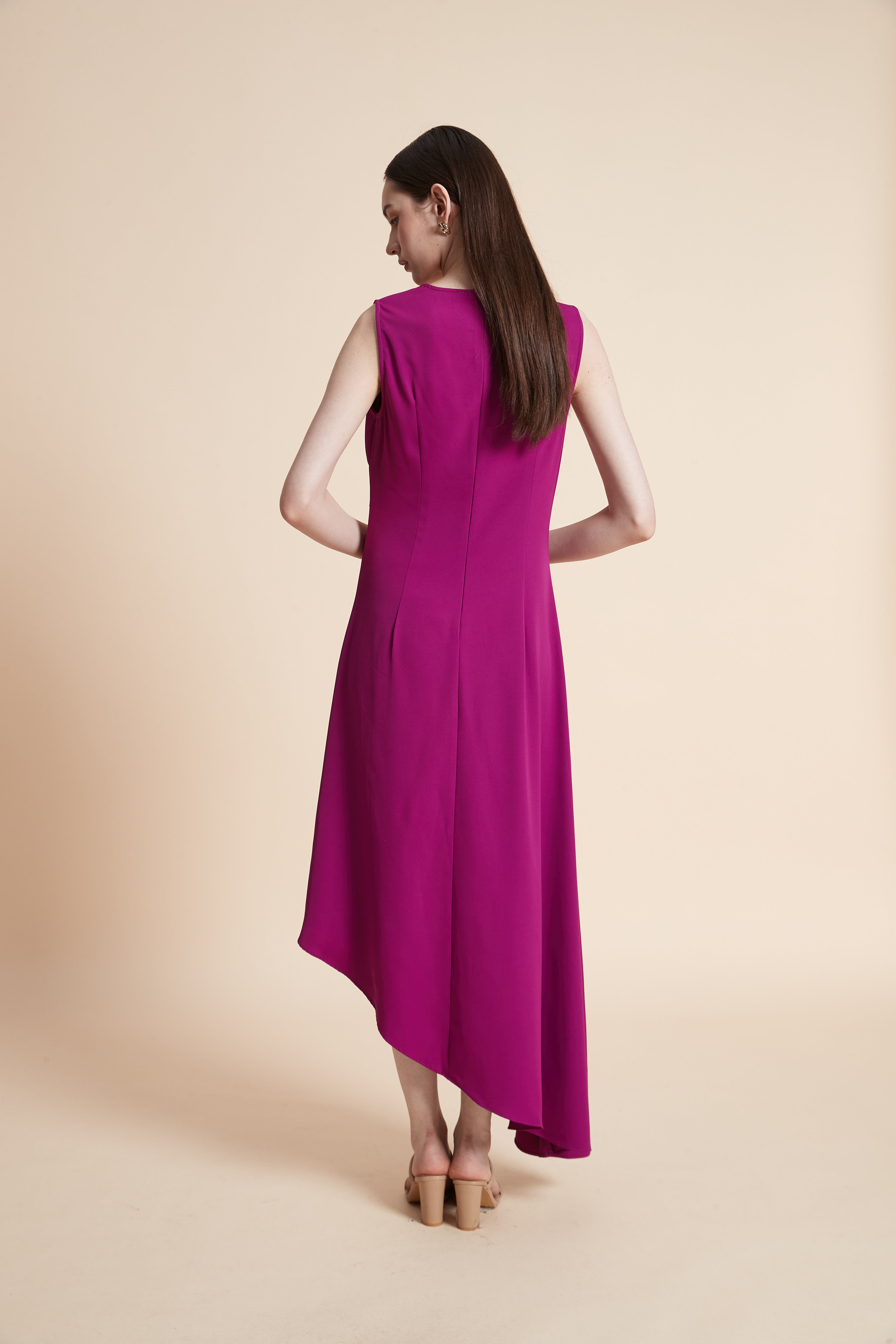 فستان ميدي سادة بدون أكمام