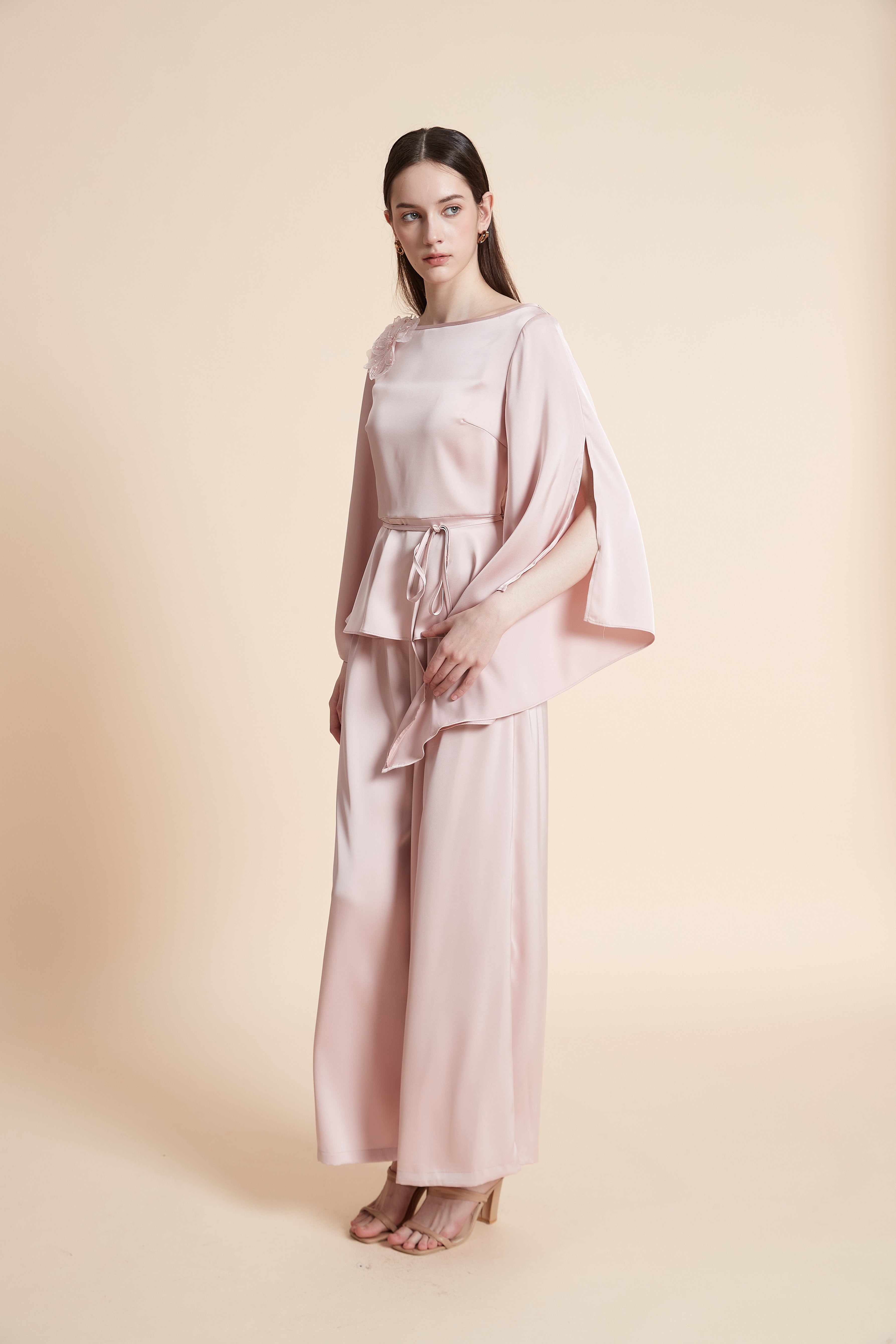 بلوزة سادة بأكمام فراشة برباط خصر