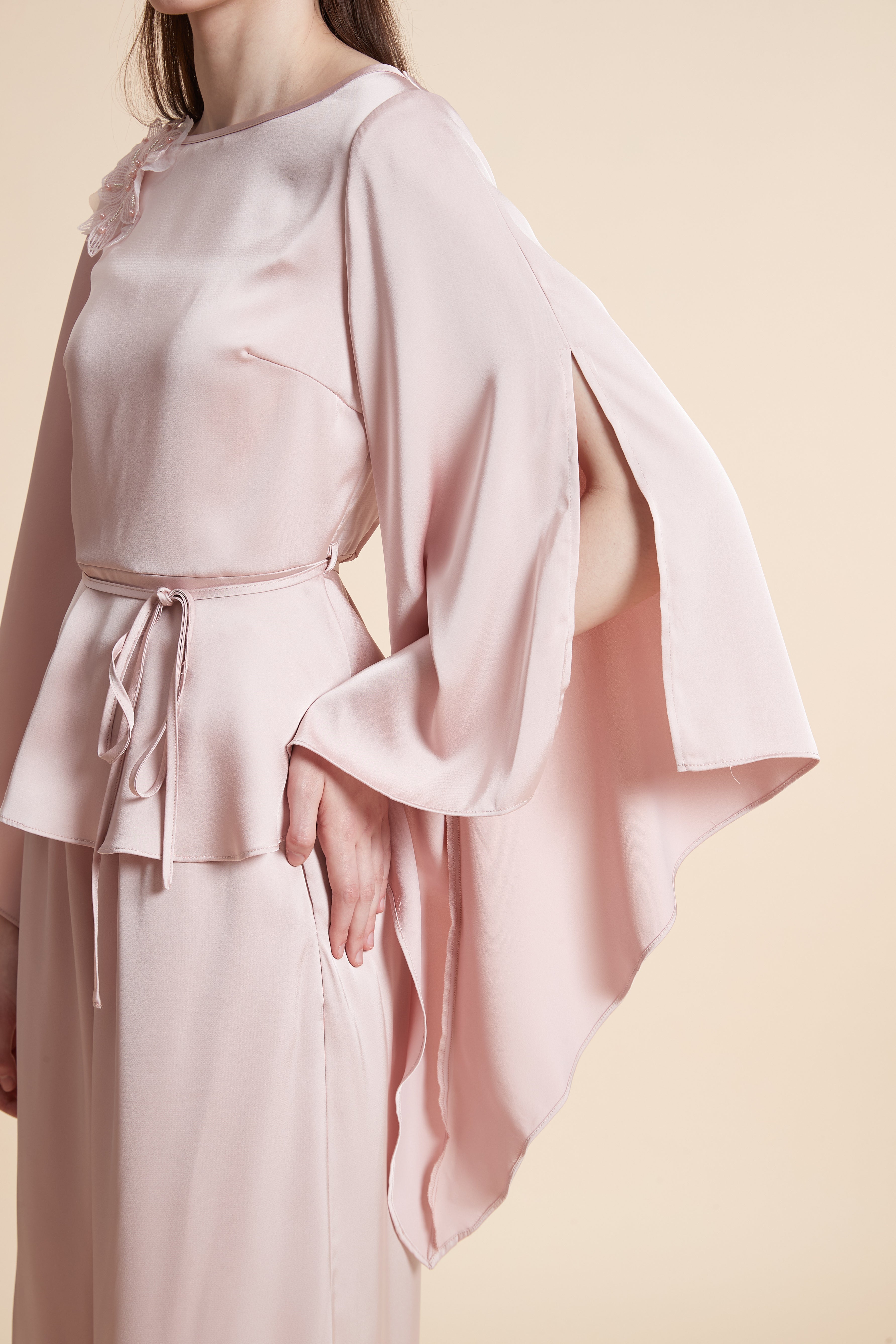 بلوزة سادة بأكمام فراشة برباط خصر