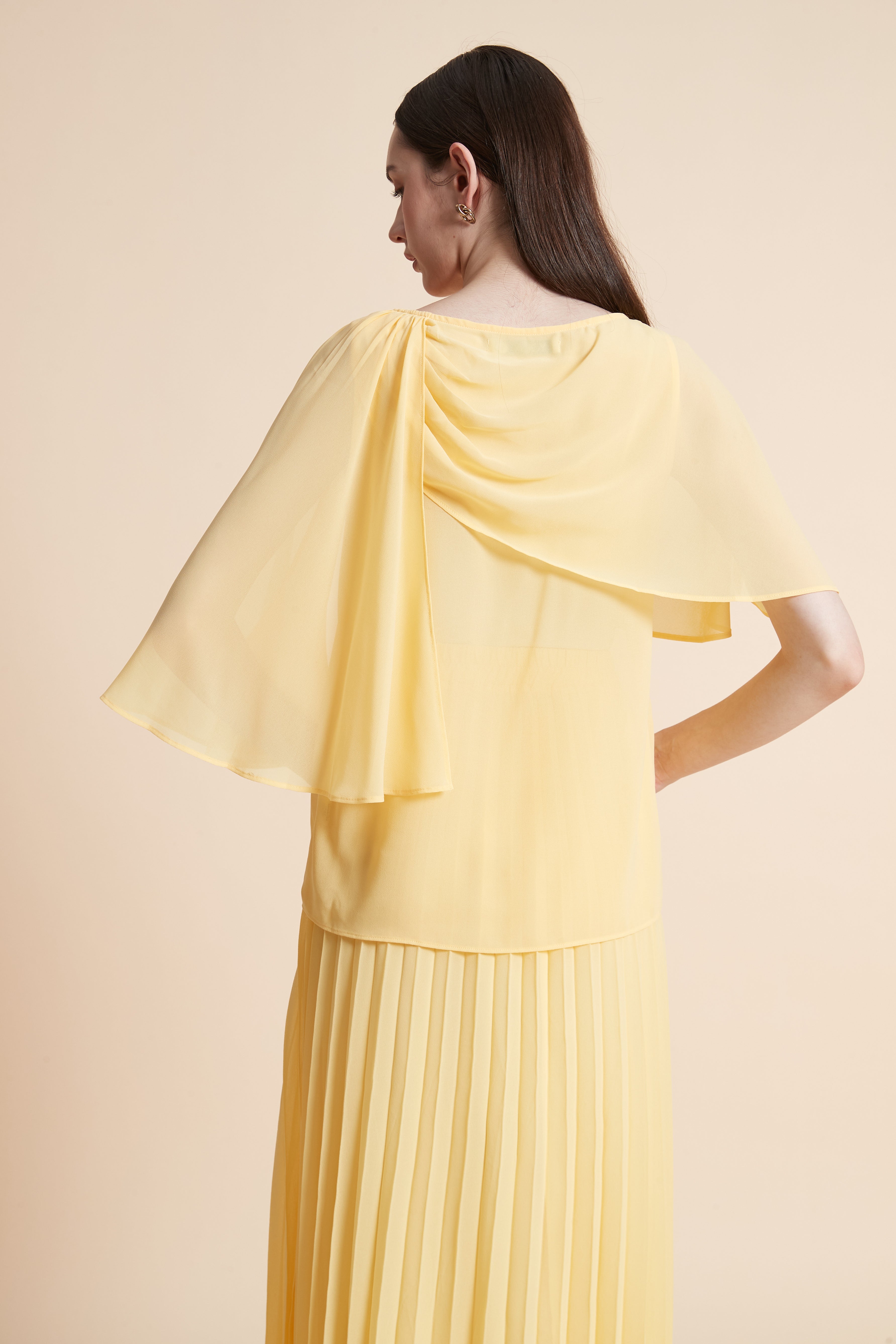 بلوزة سادة بأكمام قصيرة