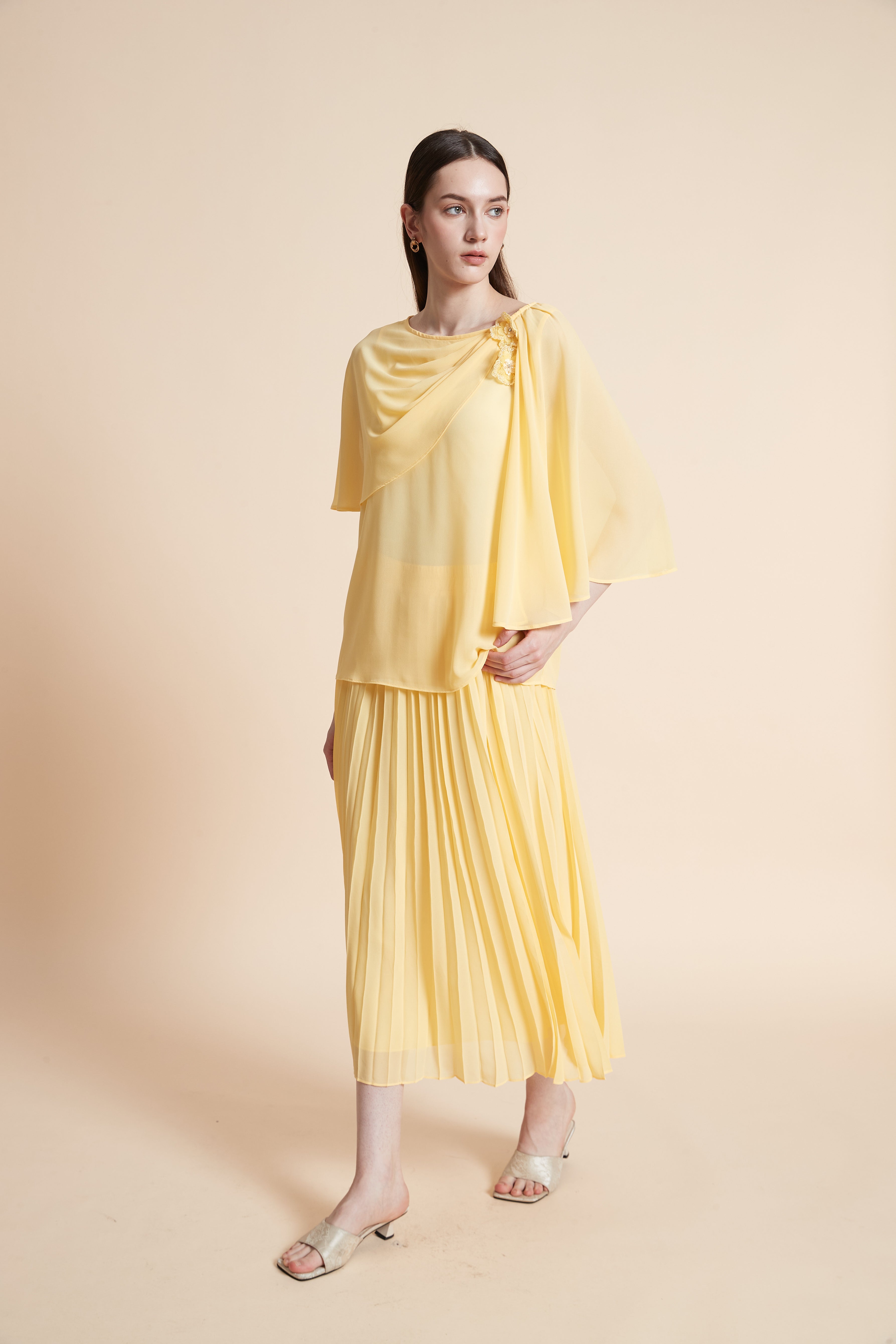 بلوزة سادة بأكمام قصيرة