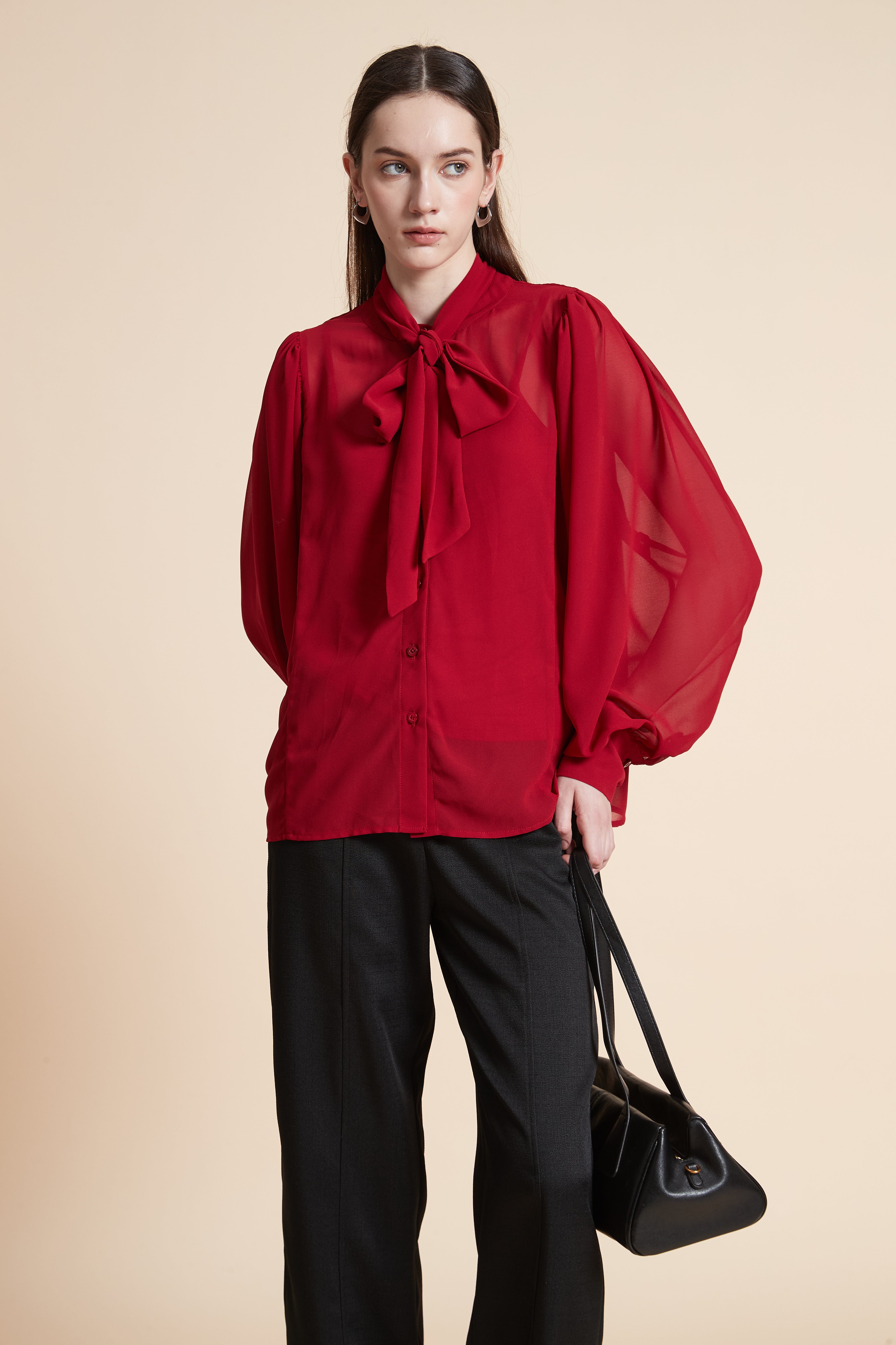 بلوزة سادة بربطة عنق بأكمام طويلة