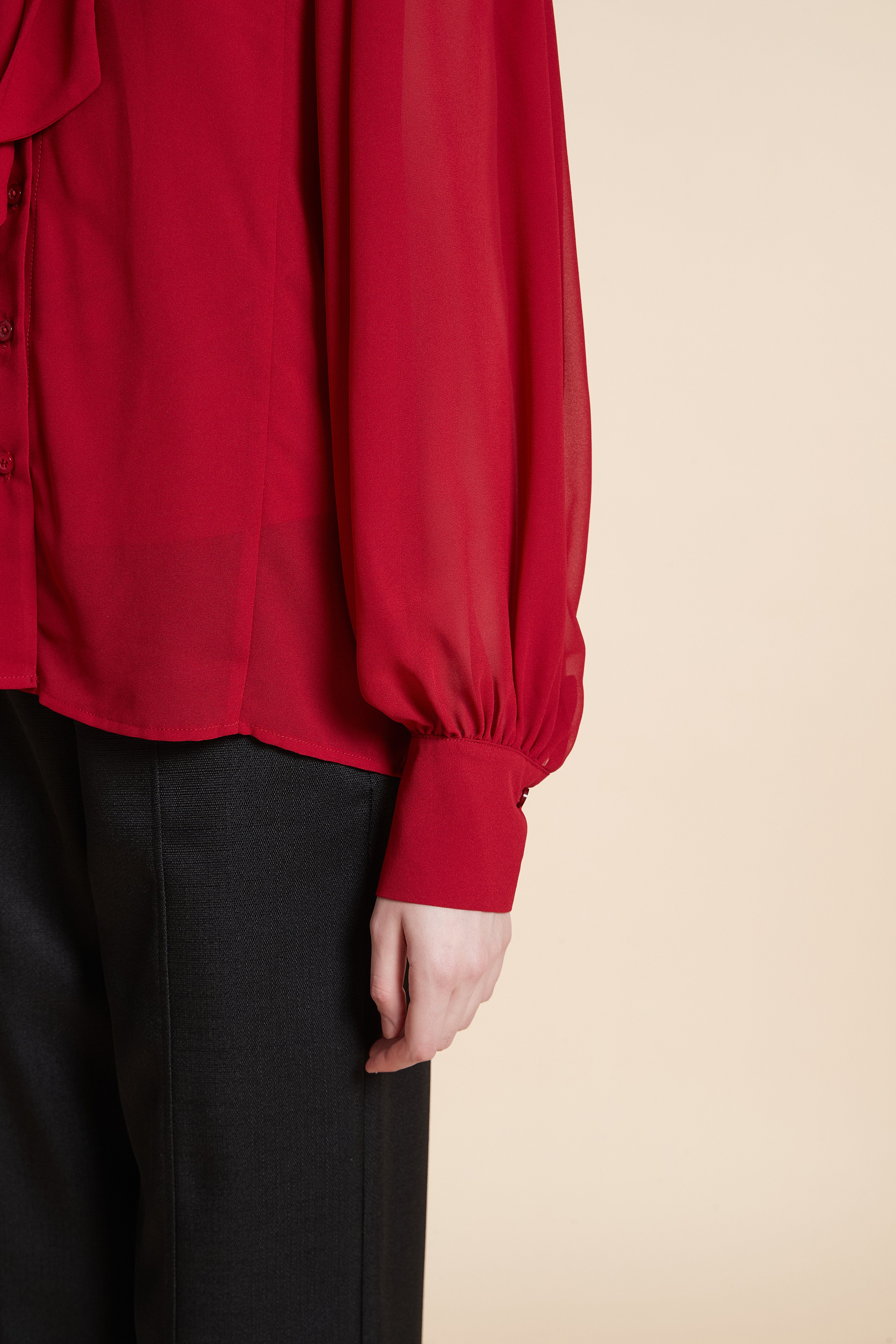 بلوزة سادة بربطة عنق بأكمام طويلة