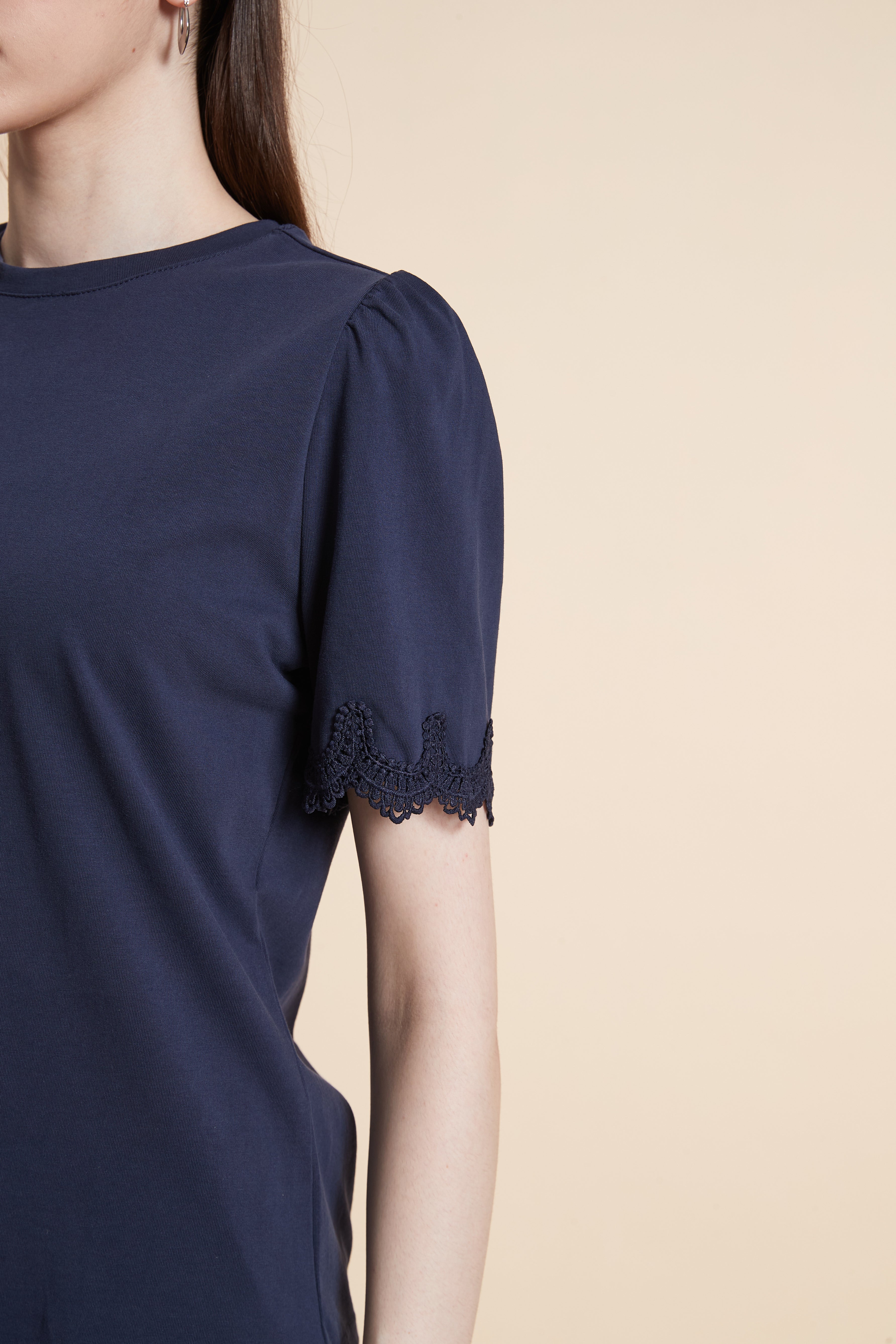 تيشيرت سادة بأكمام قصيرة مزينة بدانتيل