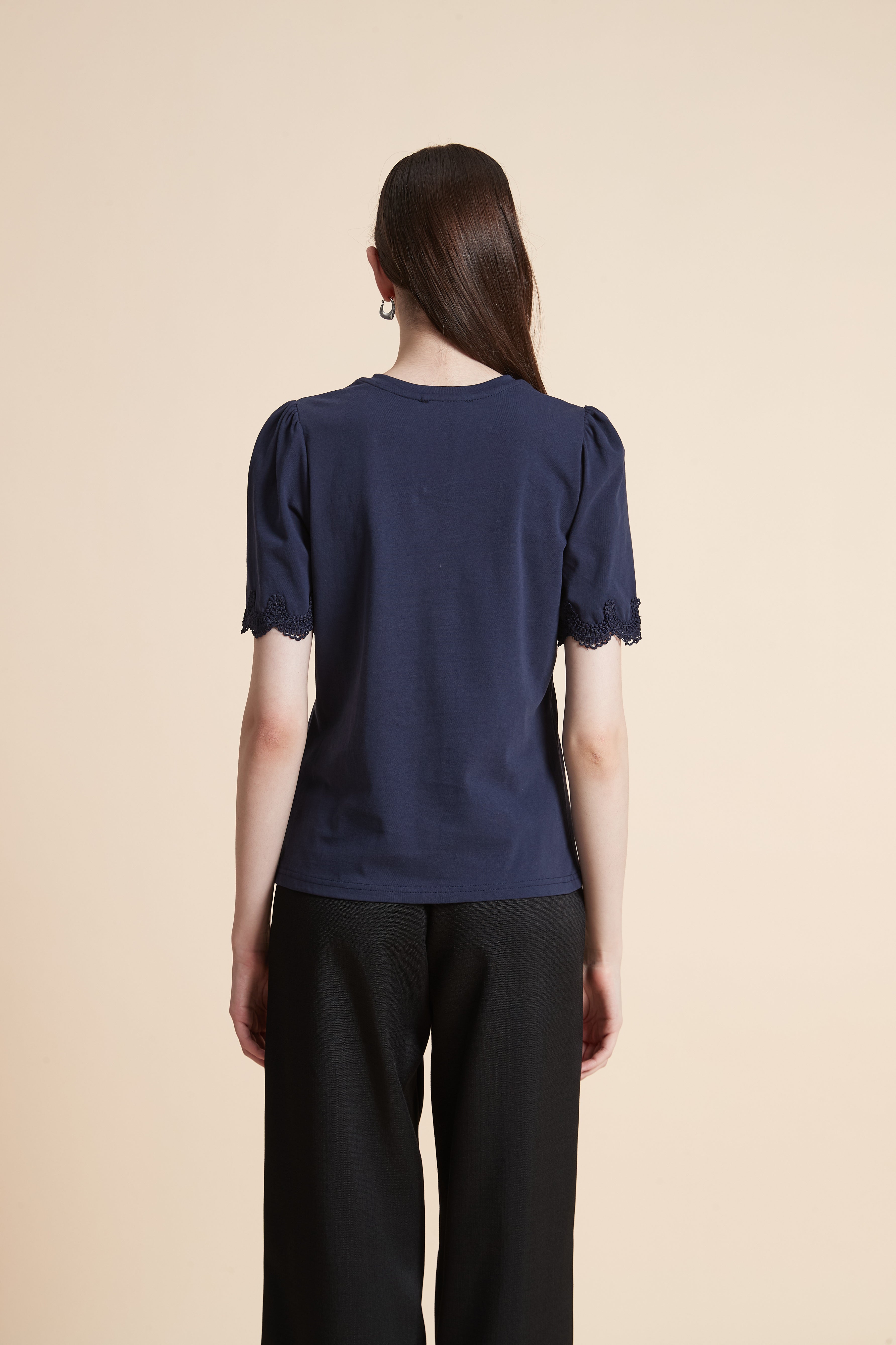 تيشيرت سادة بأكمام قصيرة مزينة بدانتيل