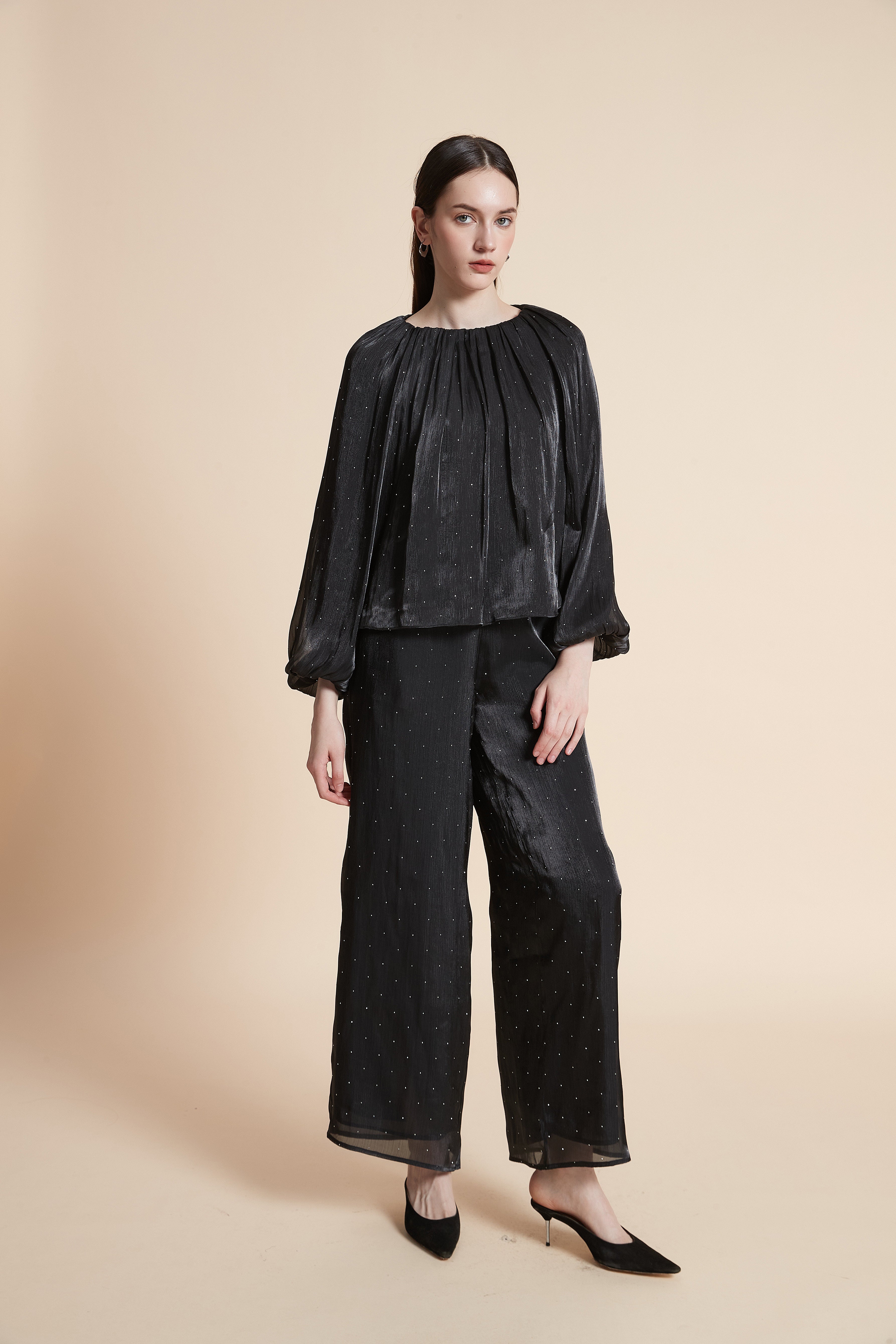 بلوزة سادة بأكمام طويلة بف