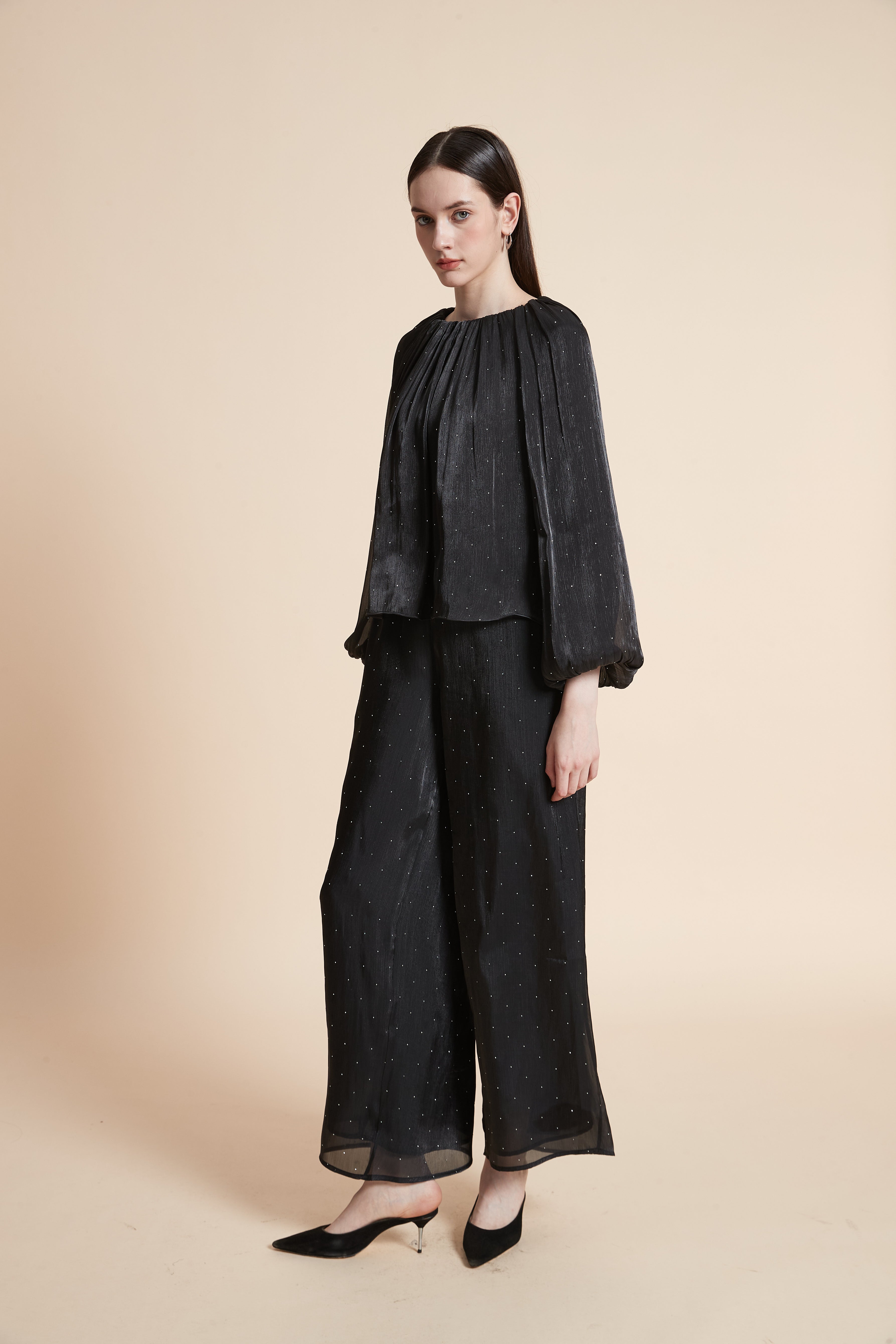 بلوزة سادة بأكمام طويلة بف