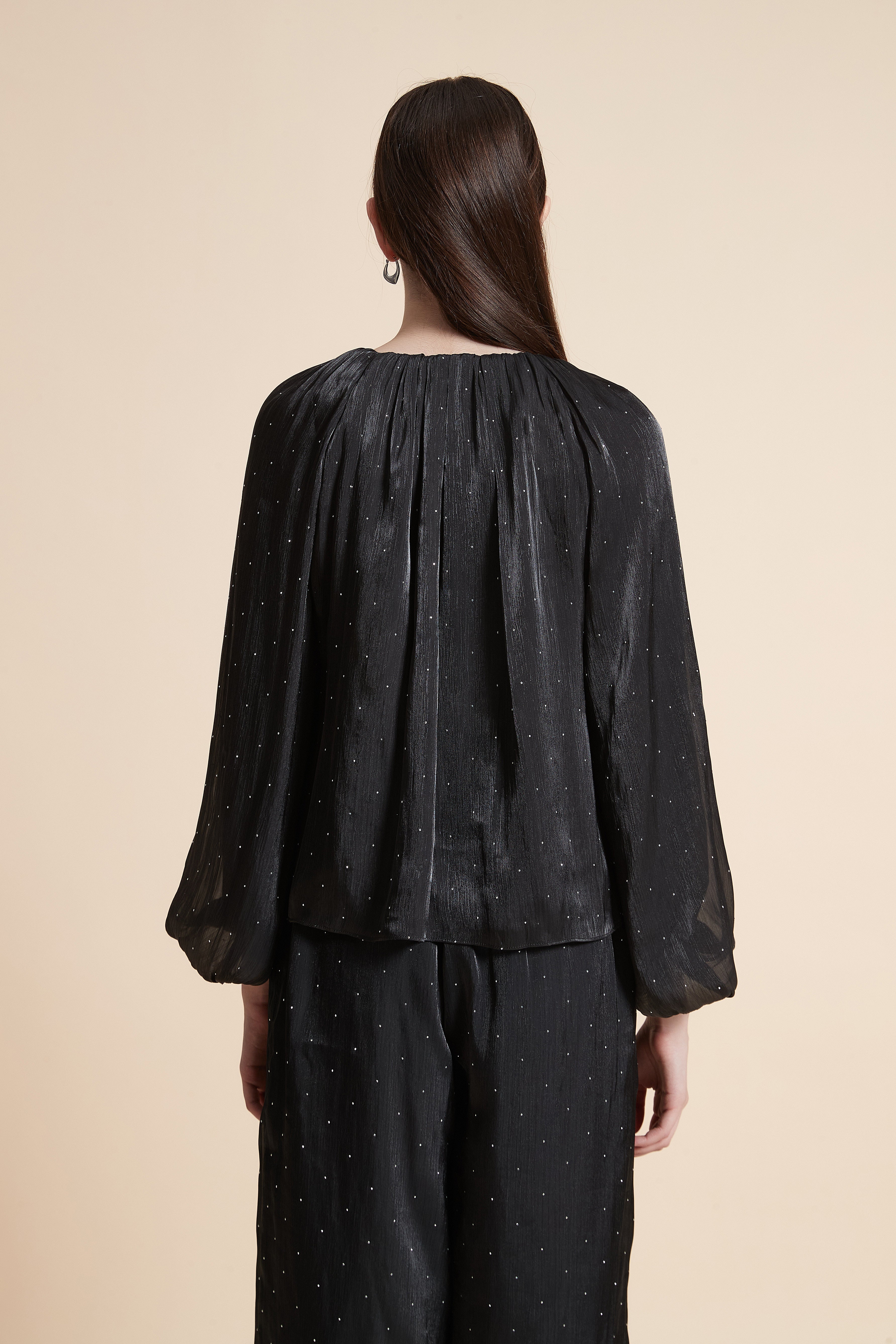 بلوزة سادة بأكمام طويلة بف