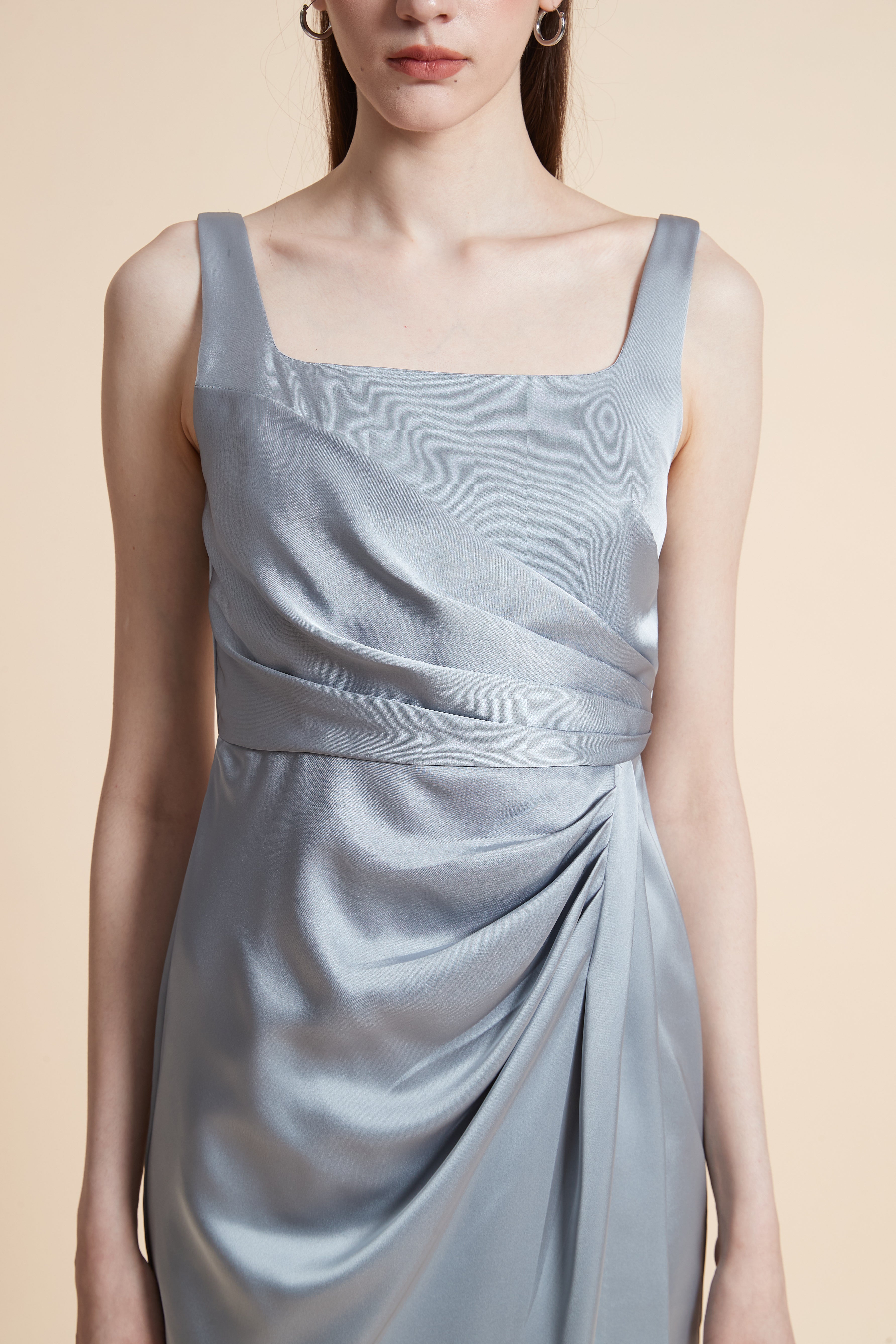 فستان ماكسي بدون أكمام بفتحة أمامية