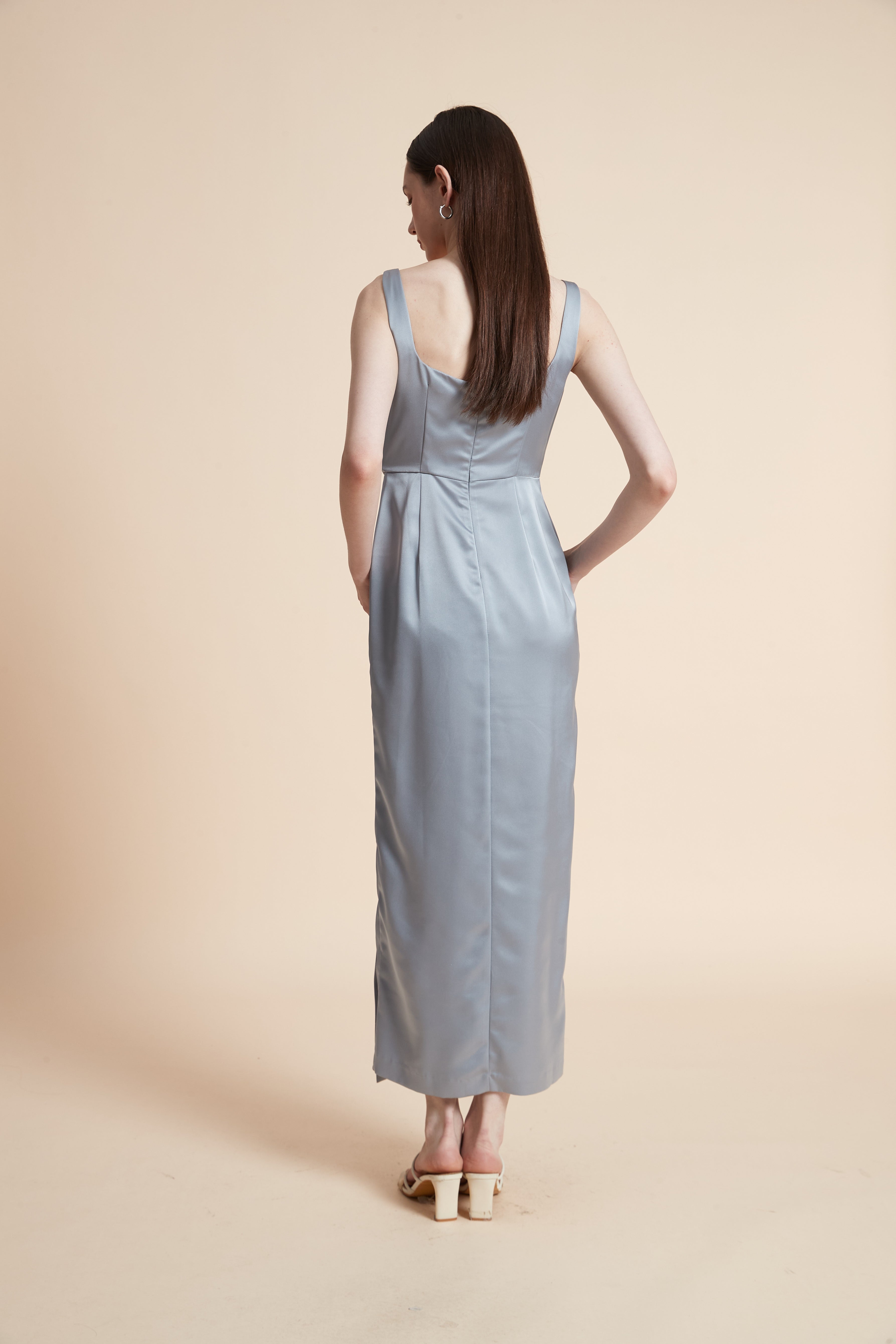 فستان ماكسي بدون أكمام بفتحة أمامية