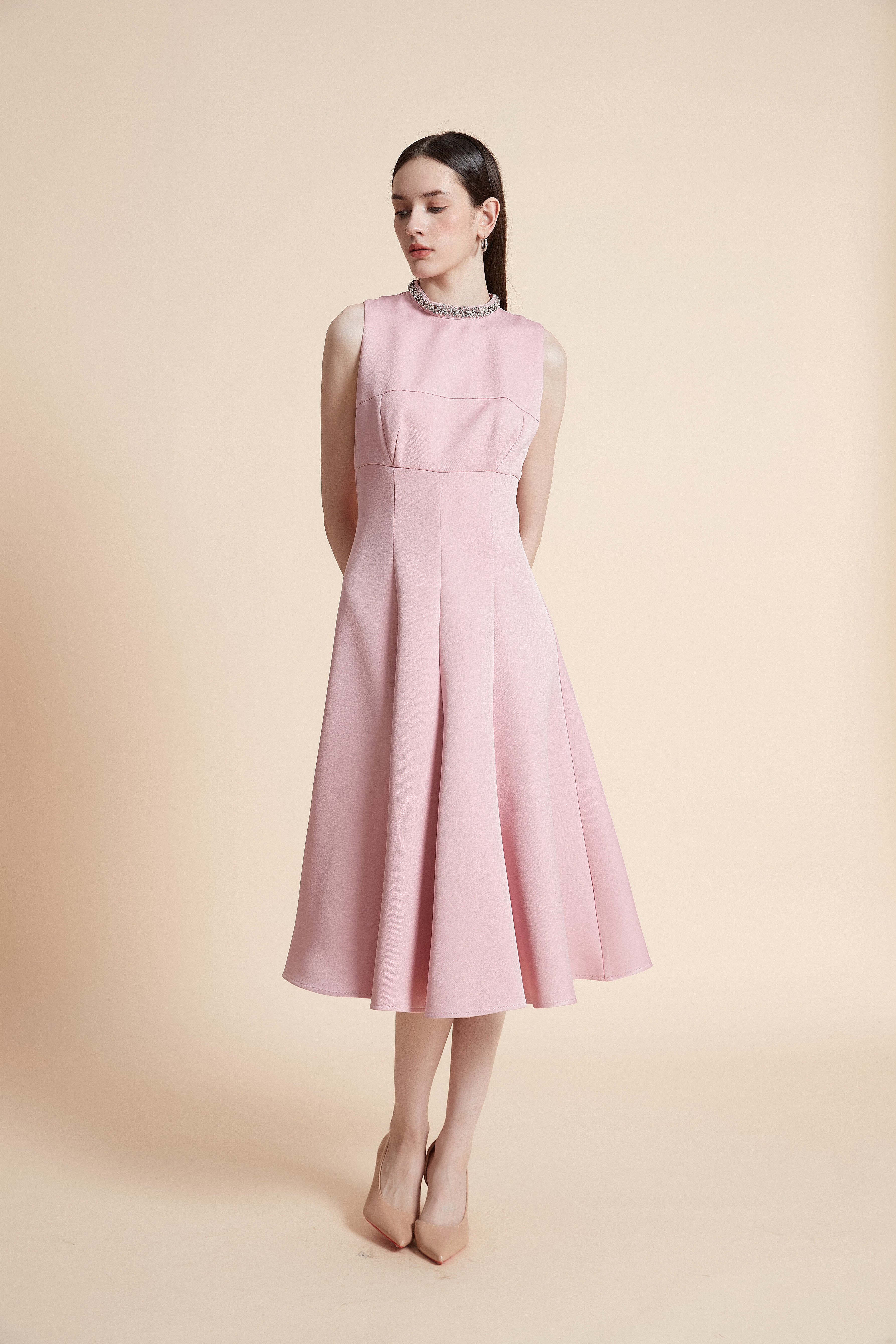 فستان ميدي سادة بدون أكمام