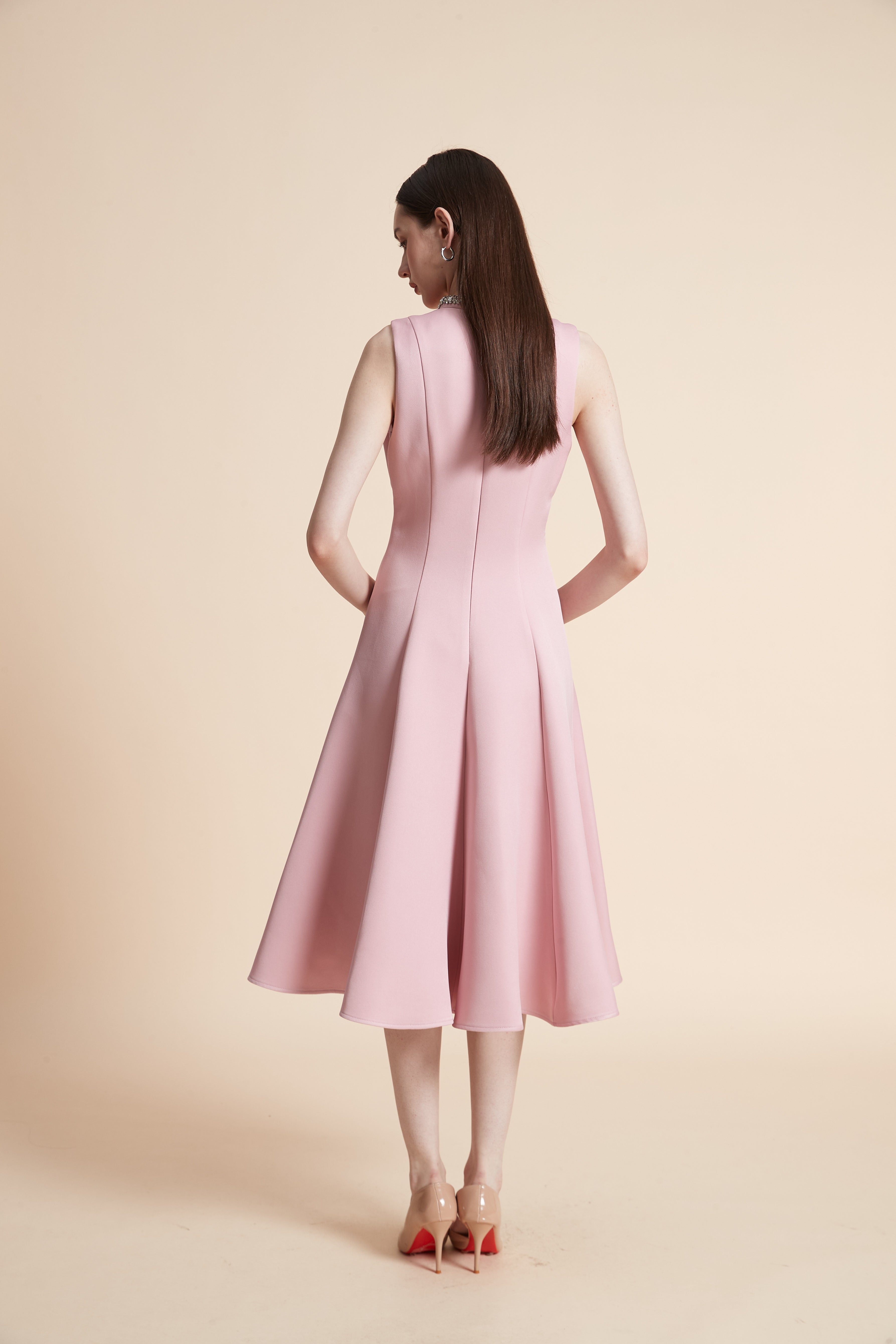 فستان ميدي سادة بدون أكمام