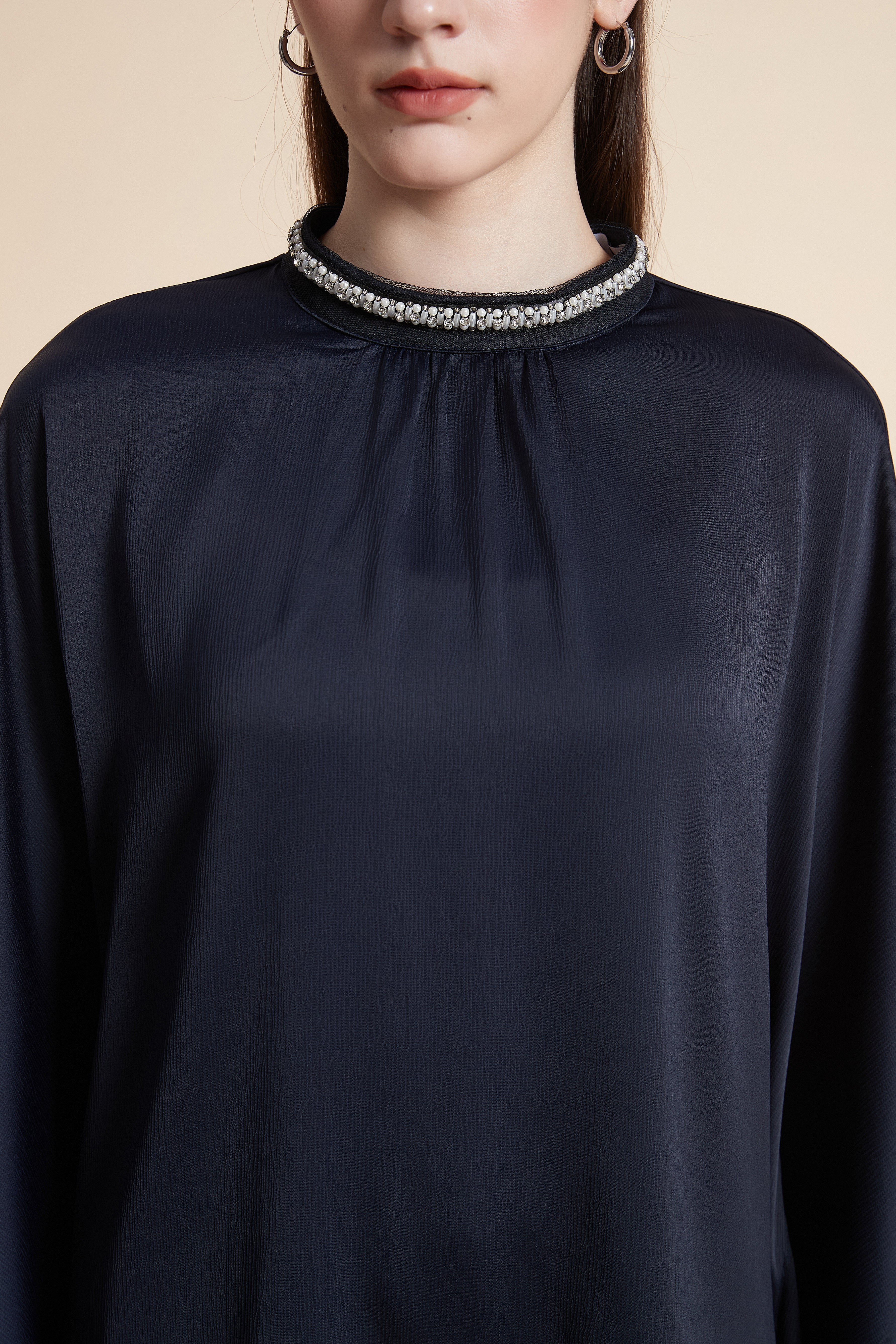 بلوزة سادة بأكمام فراشة