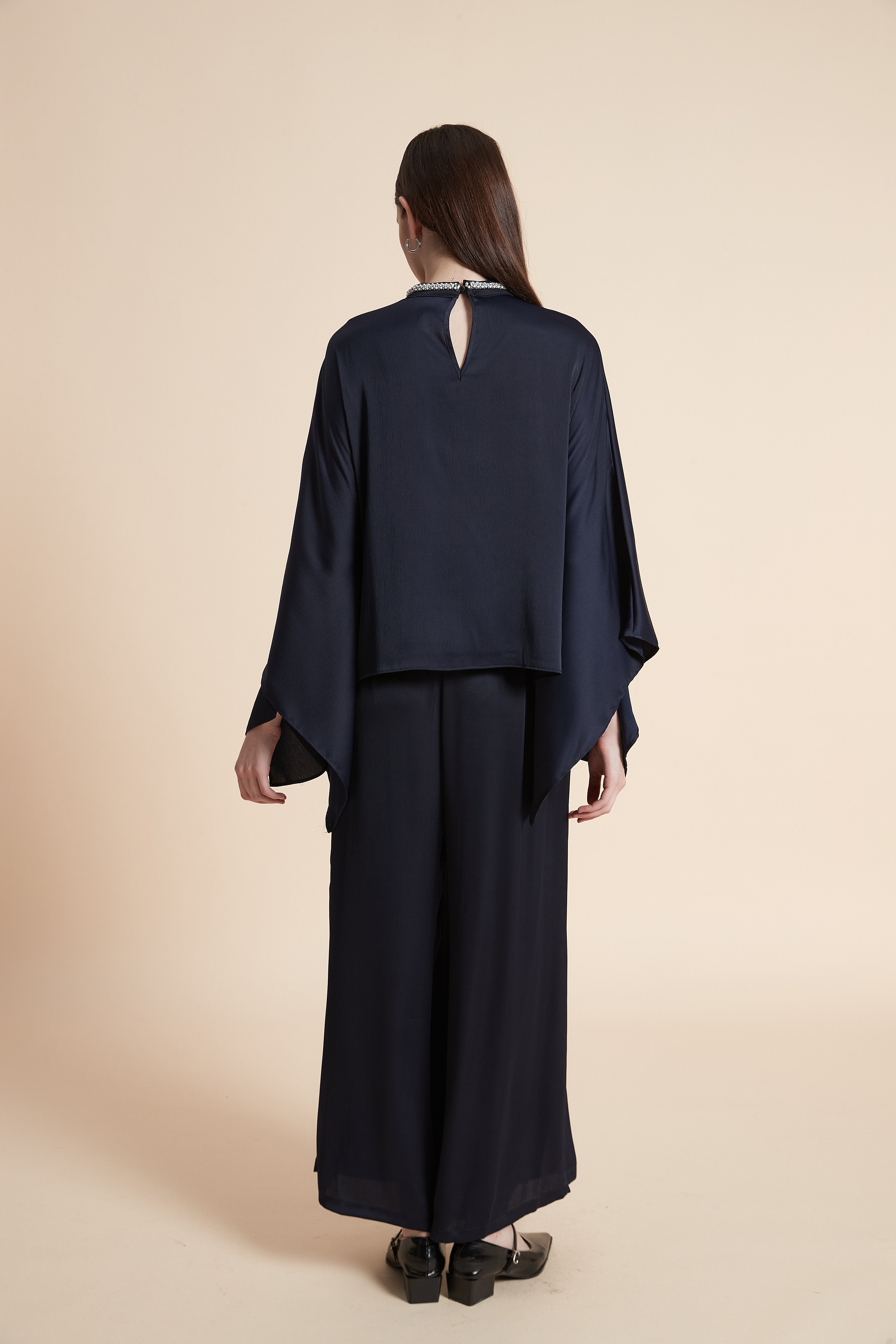 بلوزة سادة بأكمام فراشة