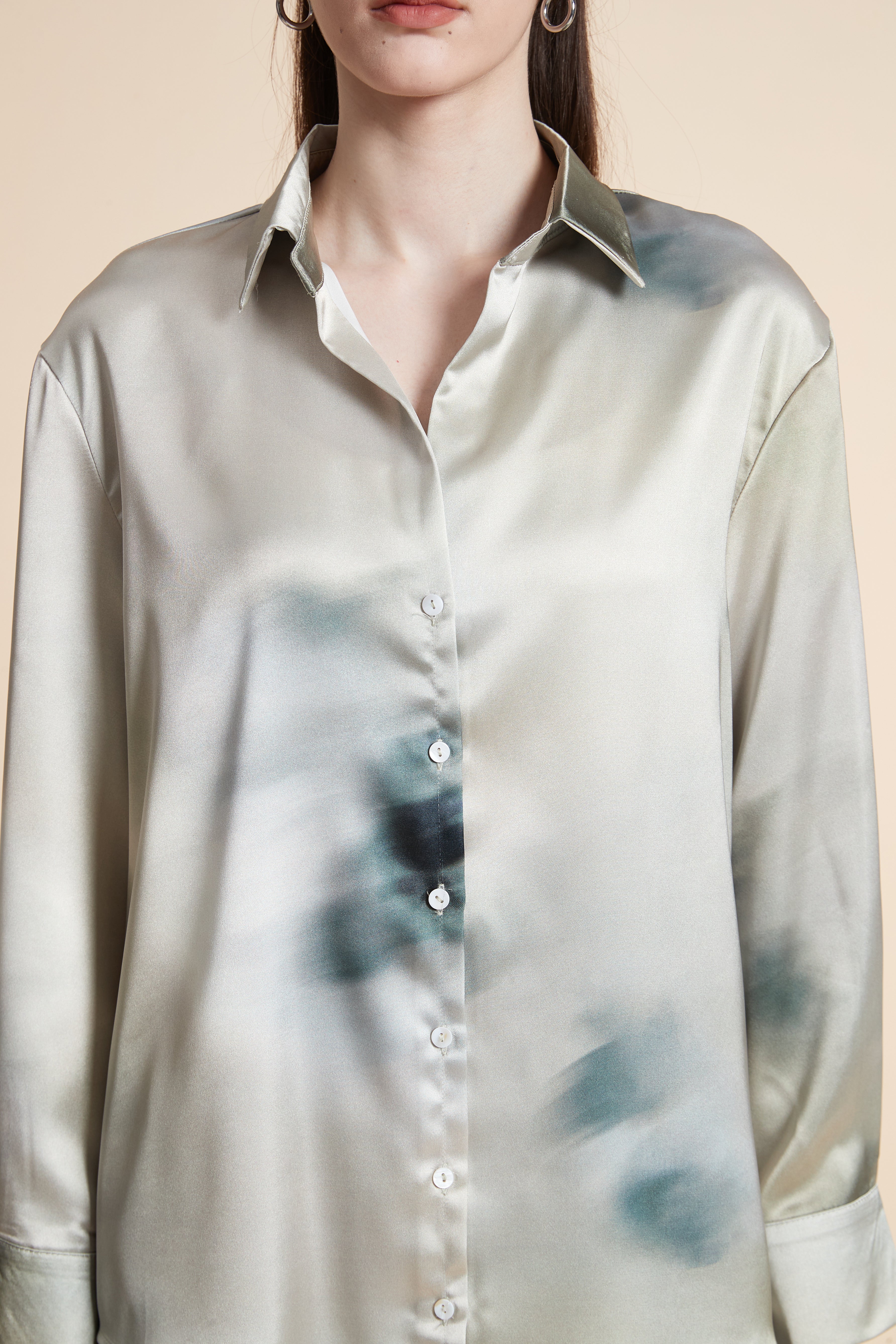 بلوزة بنقشة تاي داي أكمام طويلة