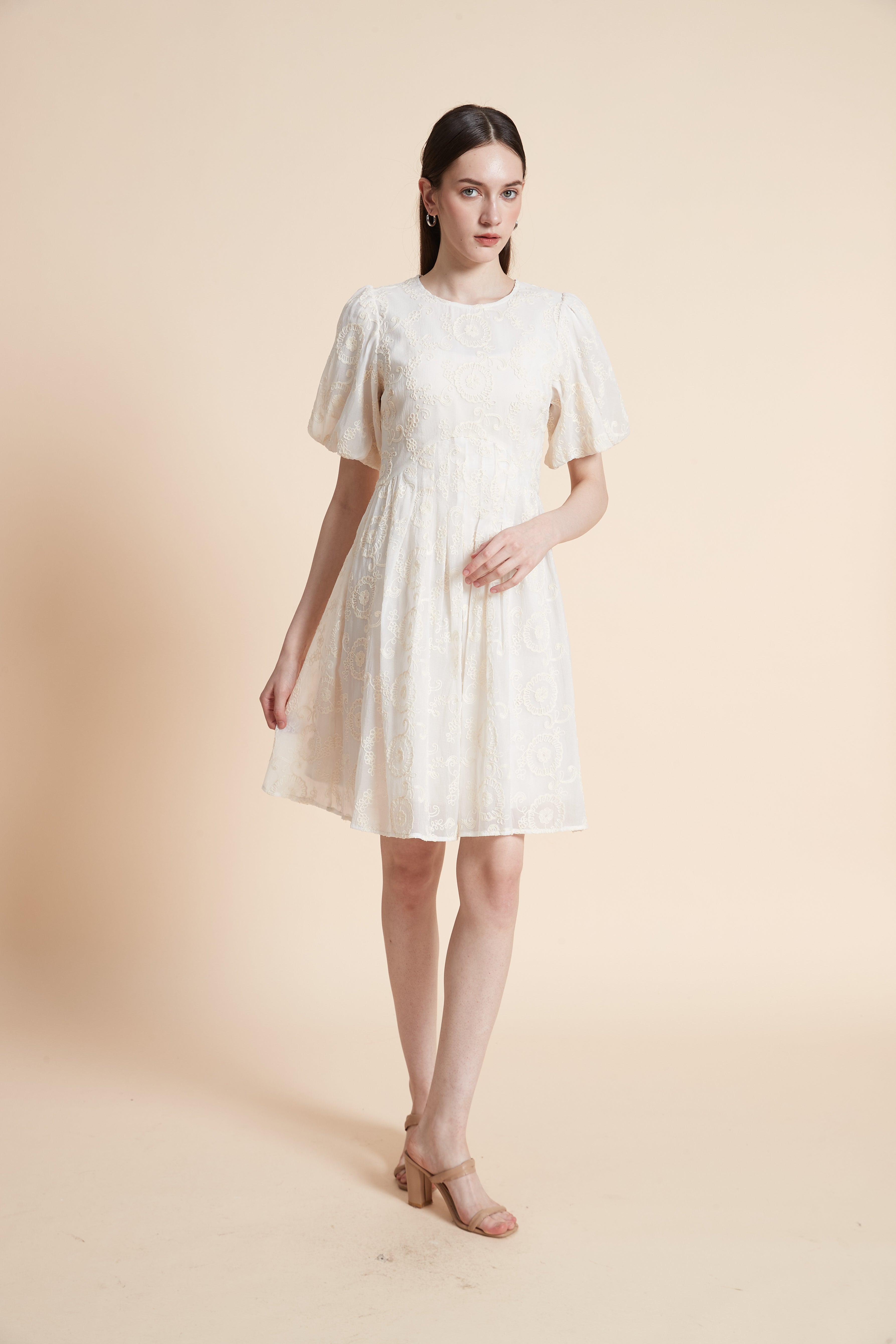 فستان بطول الركبة سادة