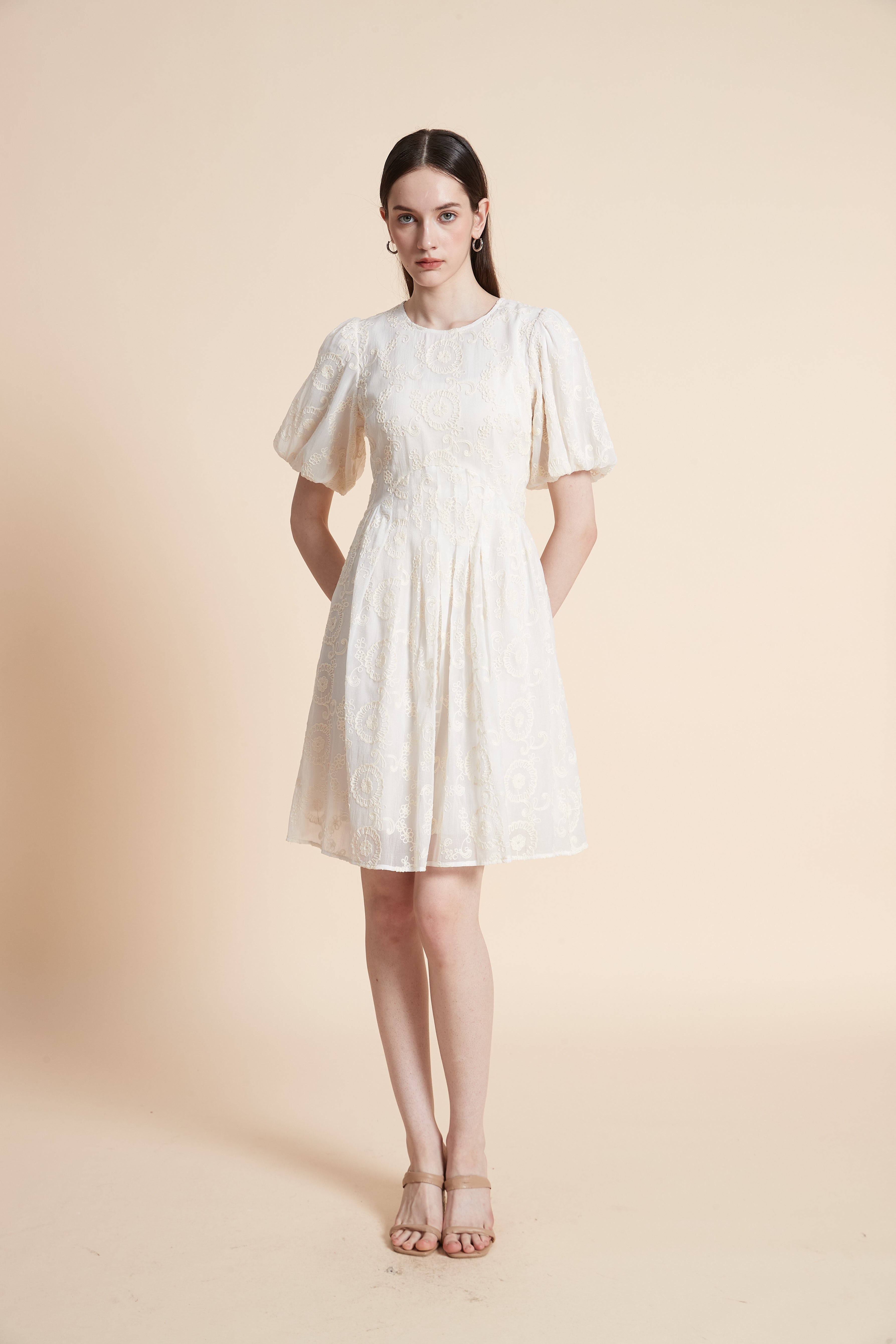 فستان بطول الركبة سادة