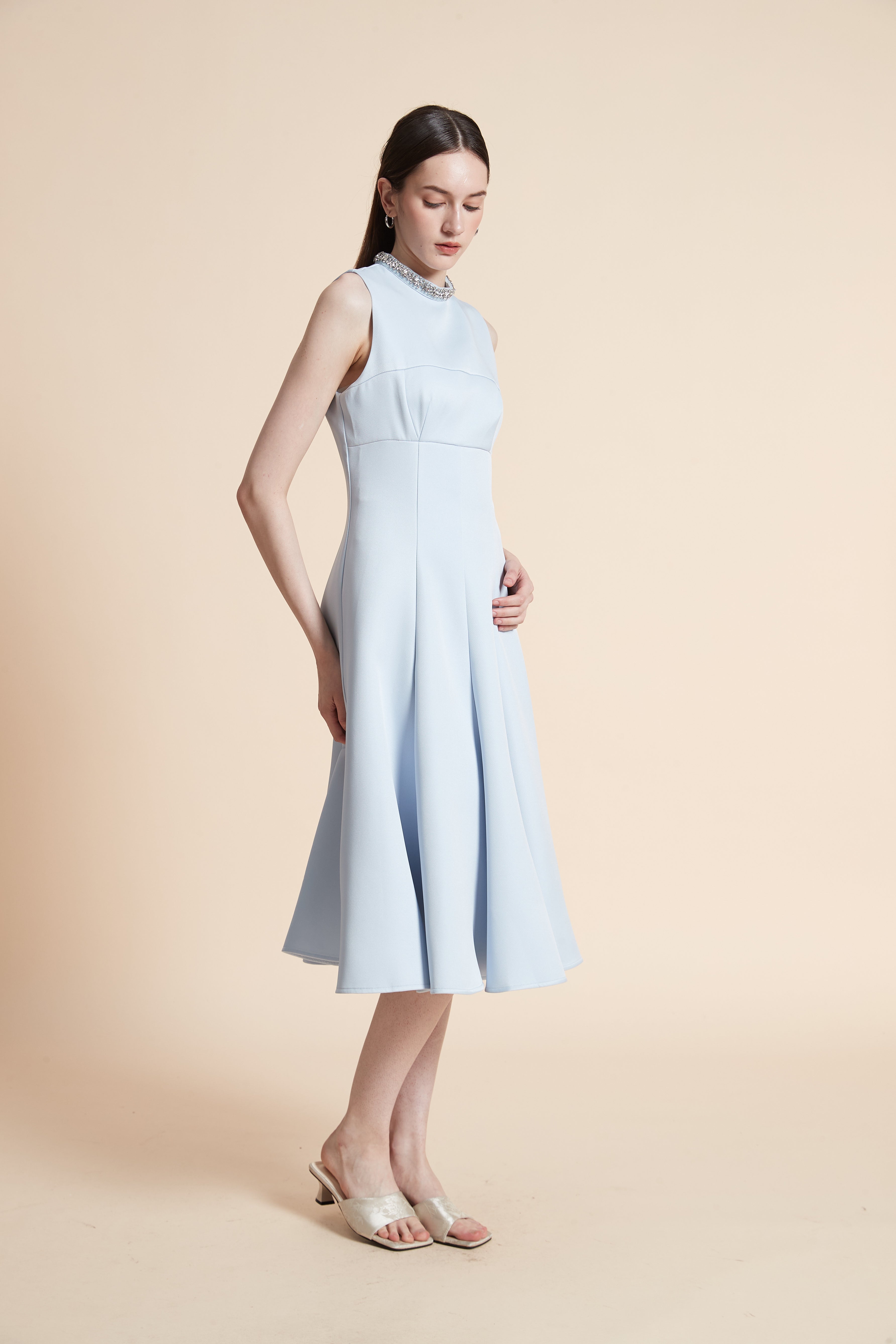 فستان ميدي سادة بدون أكمام