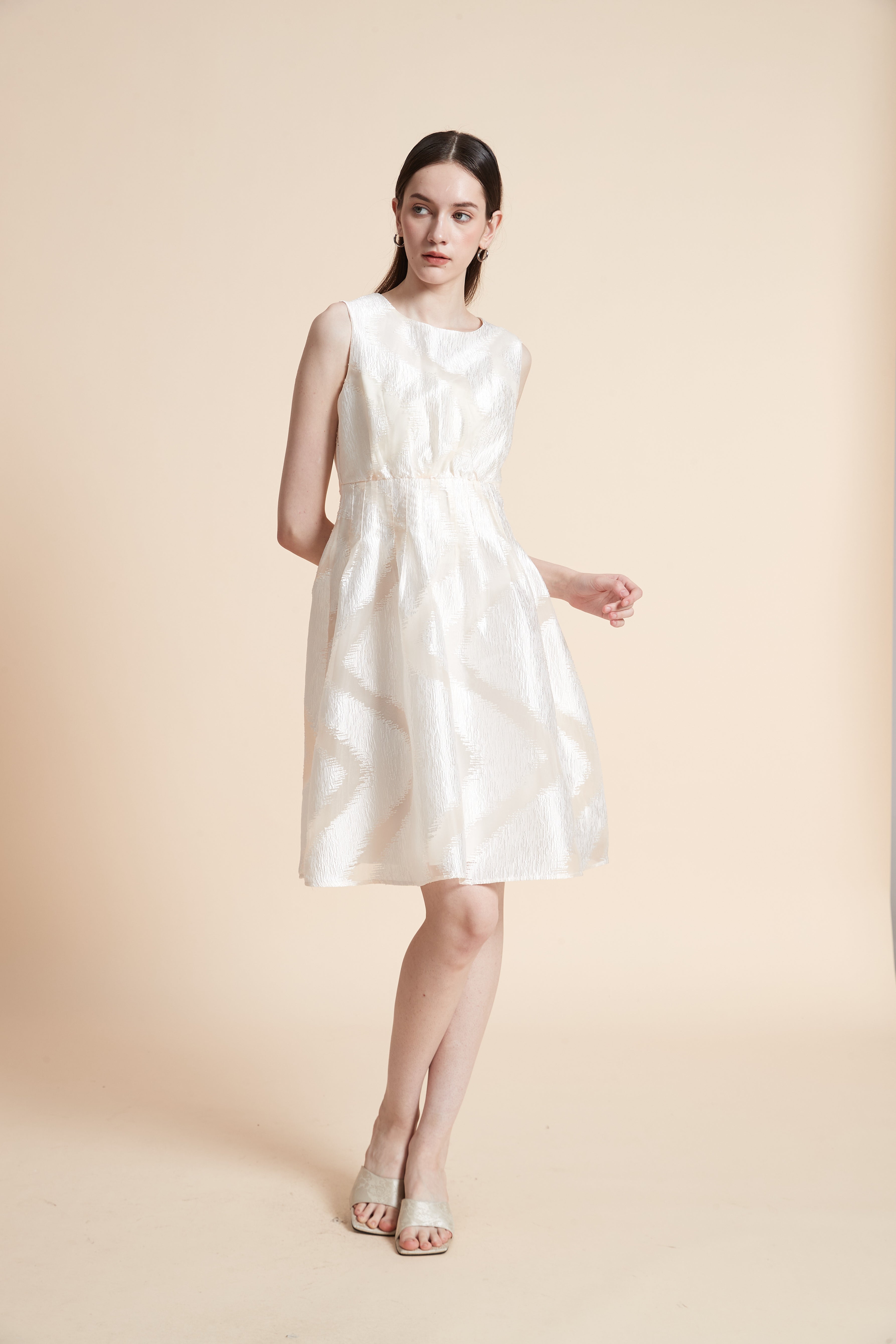 فستان بطول الركبة منقوش بدون أكمام