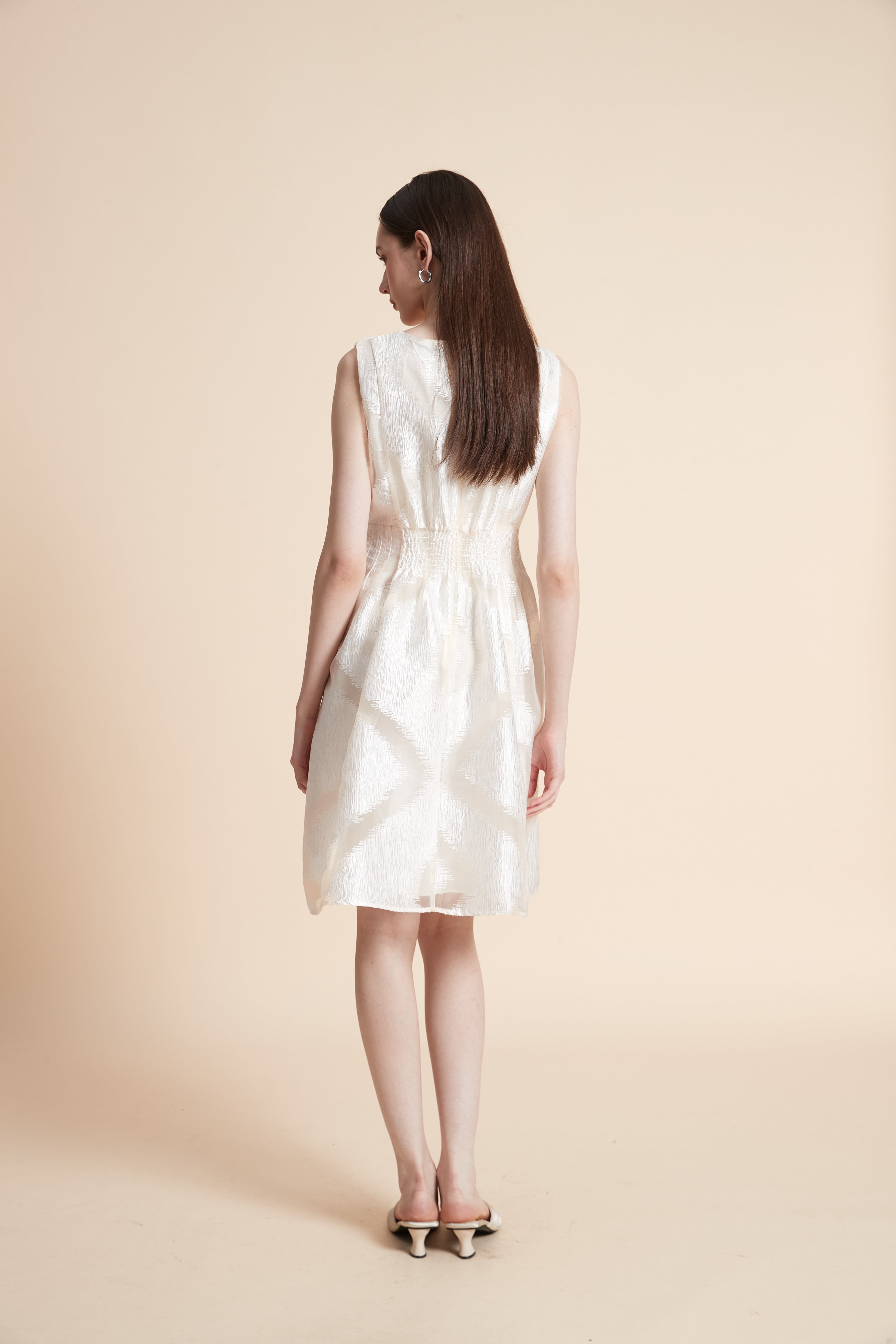 فستان بطول الركبة منقوش بدون أكمام