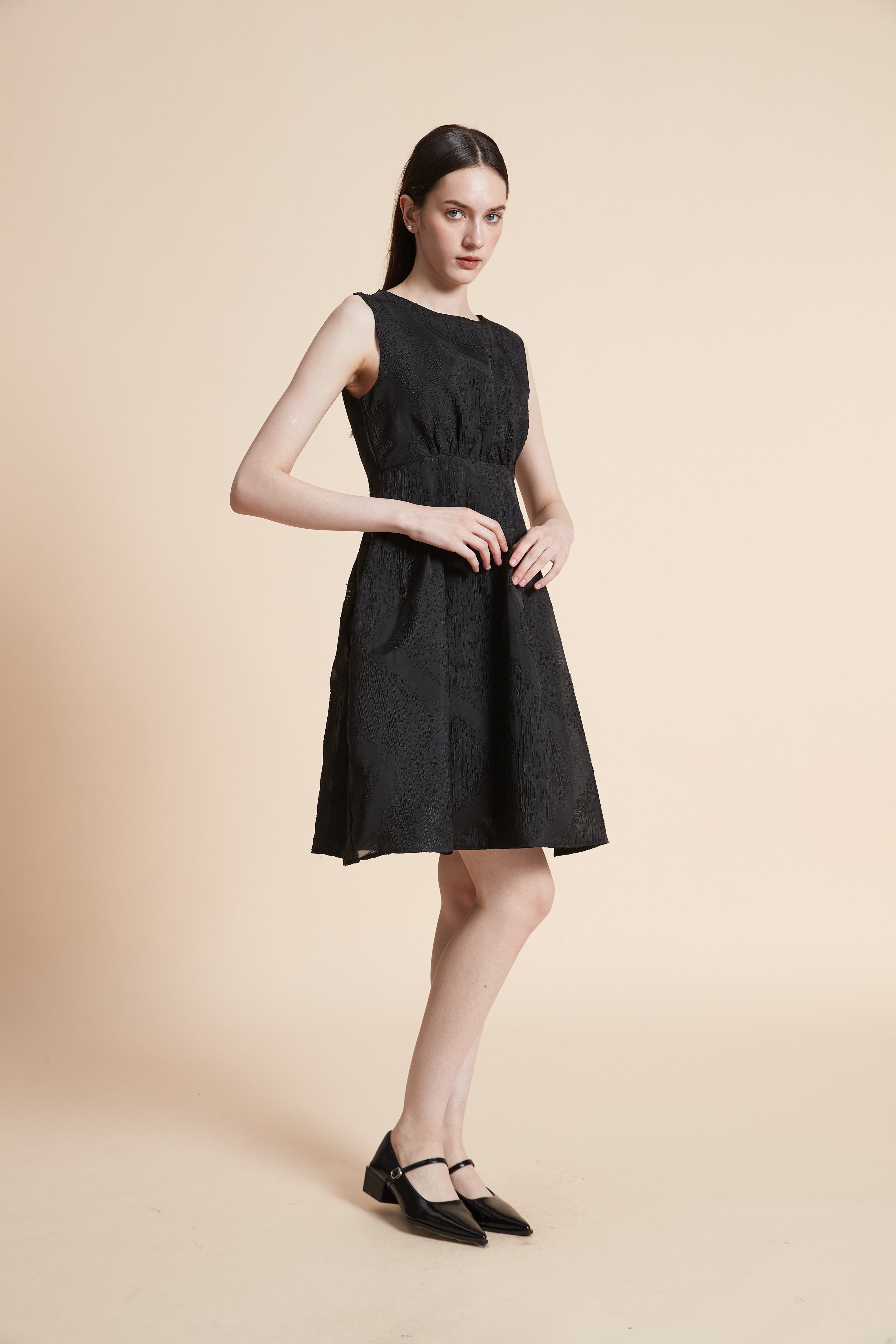 فستان بطول الركبة منقوش بدون أكمام