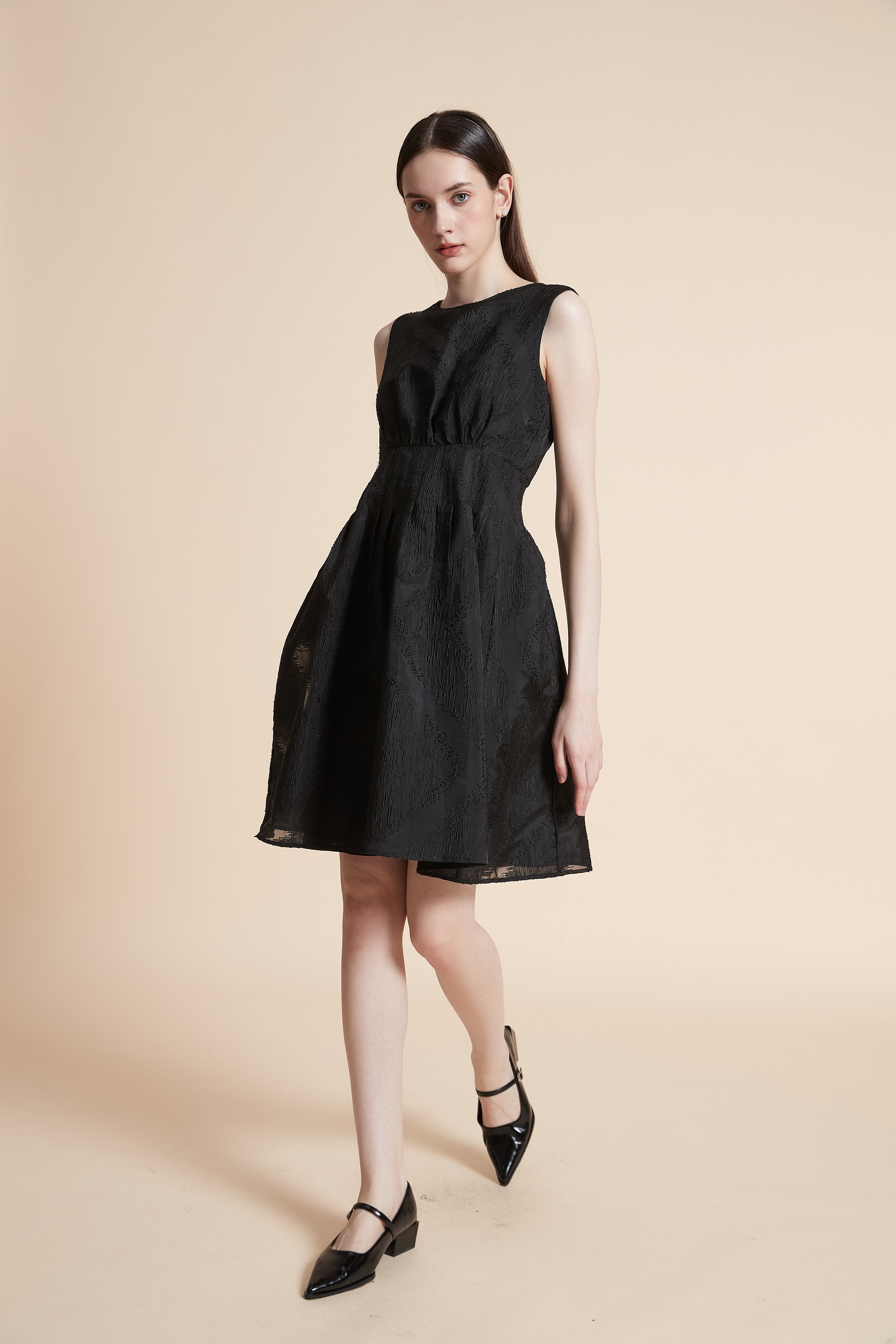 فستان بطول الركبة منقوش بدون أكمام