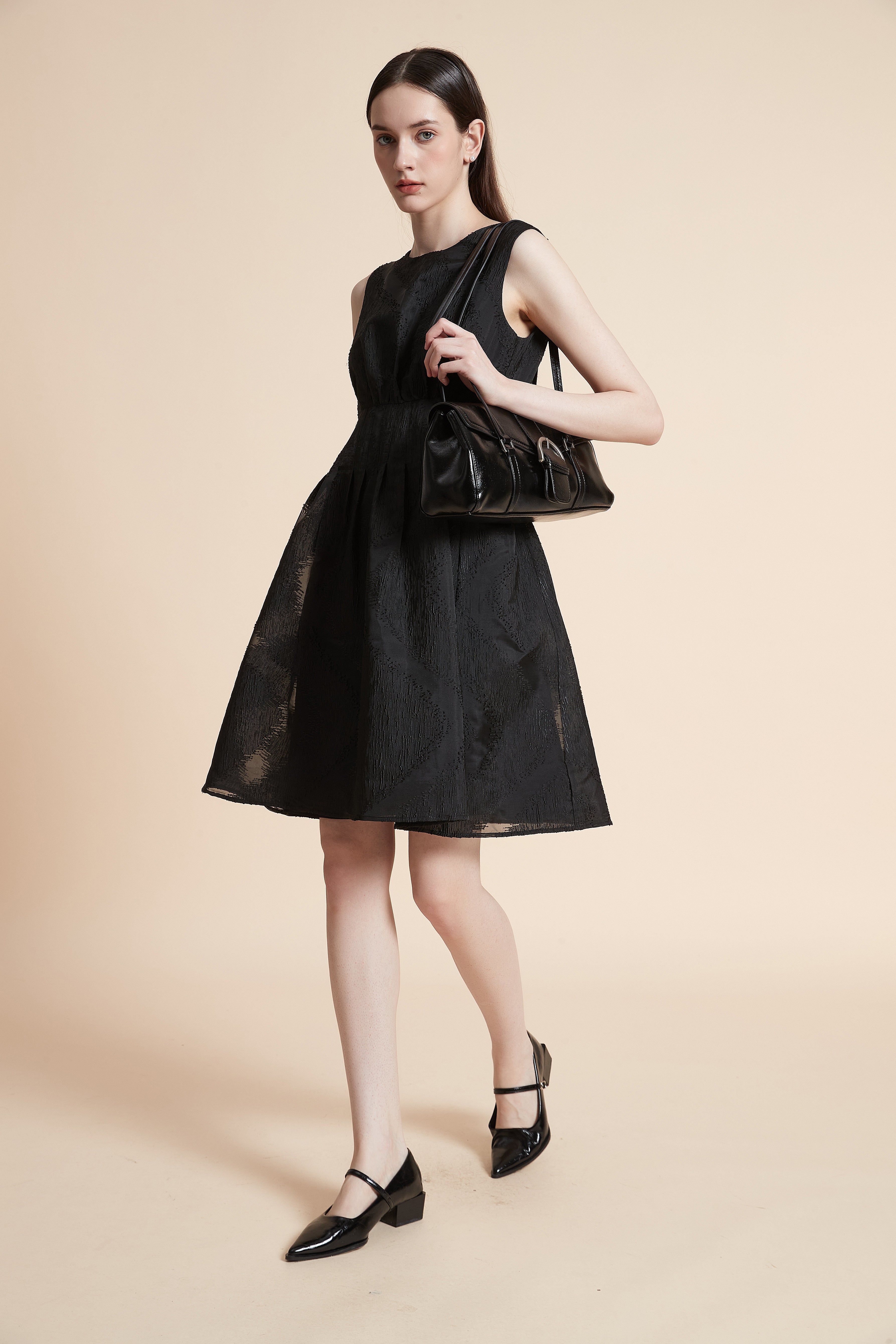 فستان بطول الركبة منقوش بدون أكمام