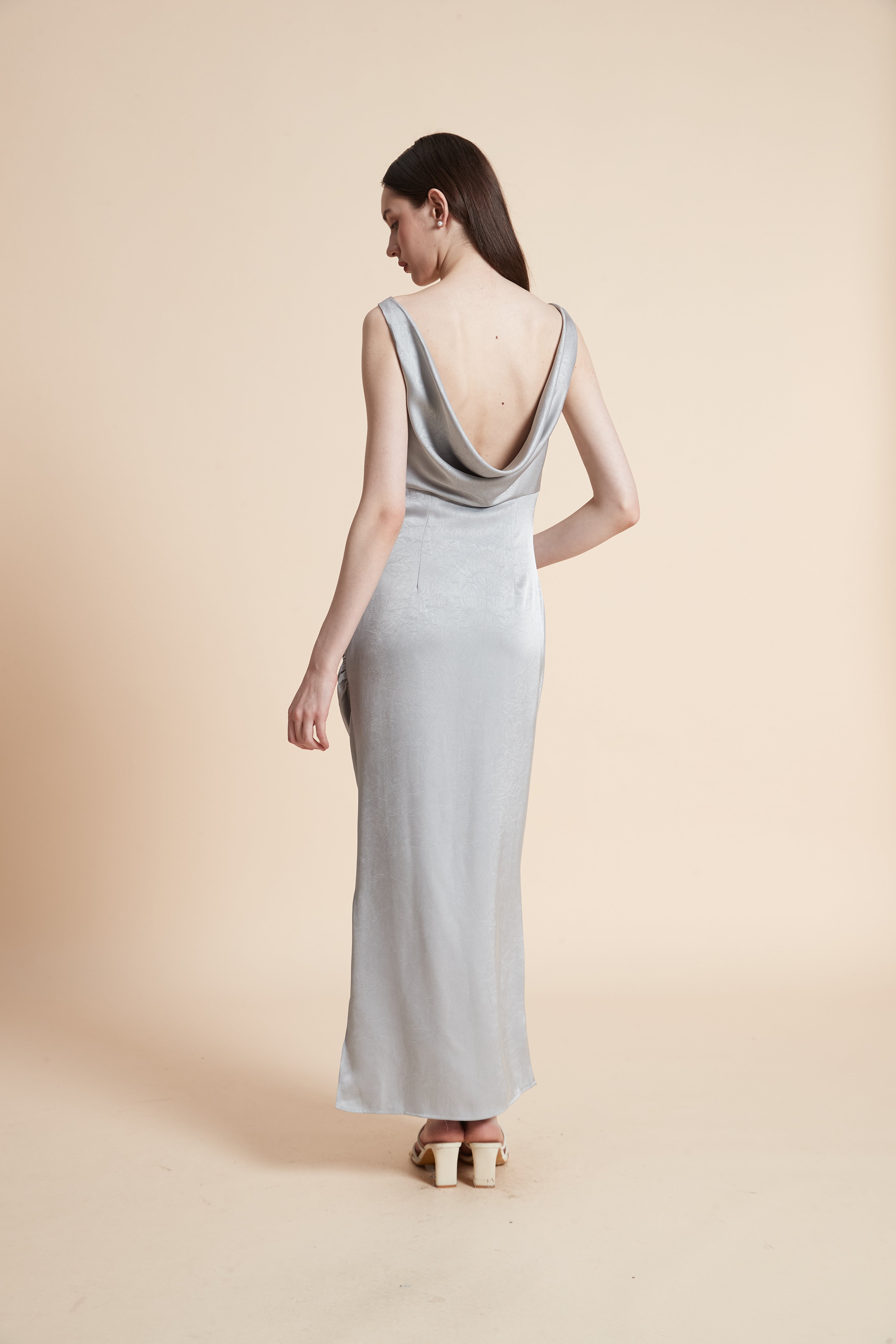 فستان طويل سادة بدون أكمام