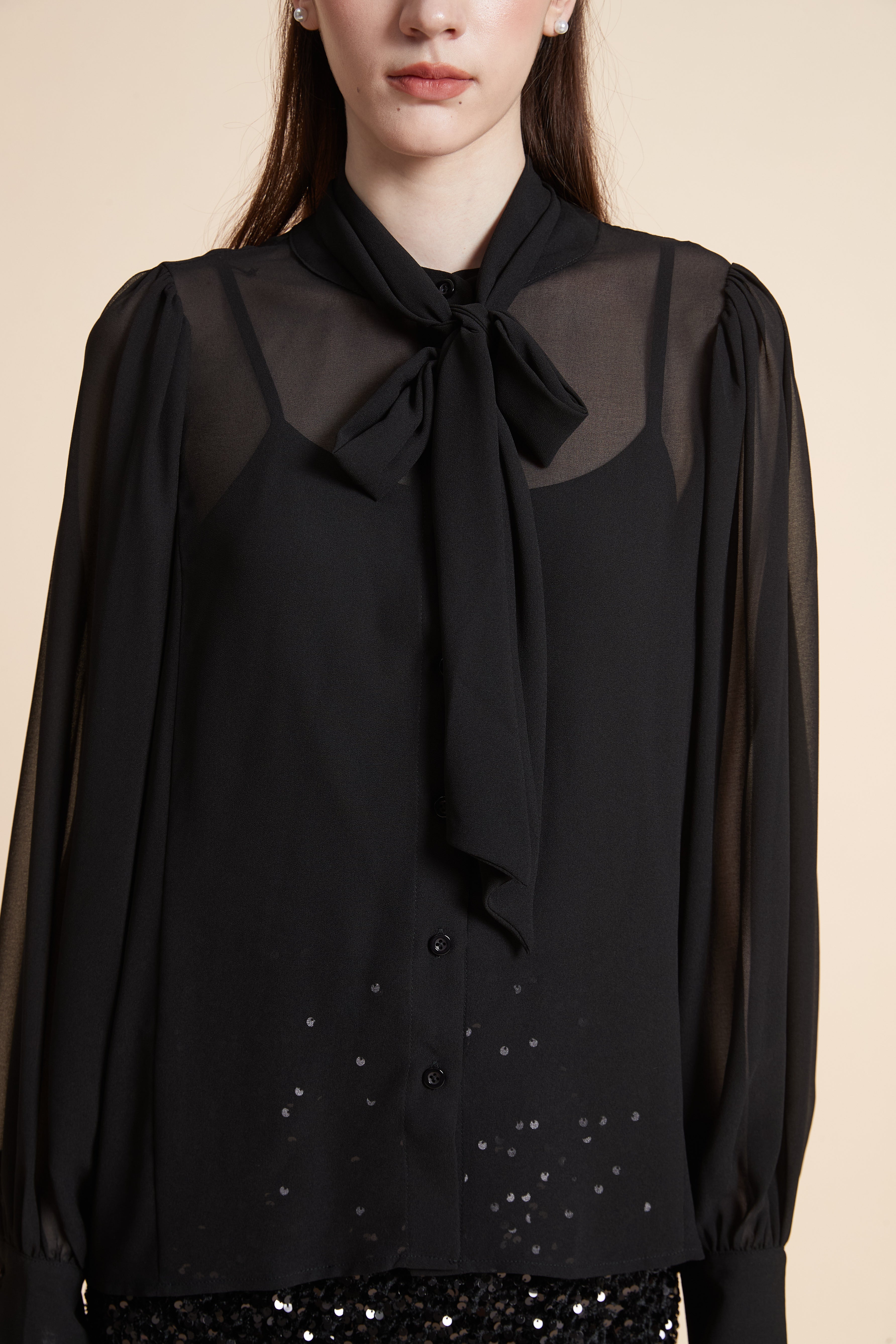 بلوزة سادة بربطة عنق بأكمام طويلة