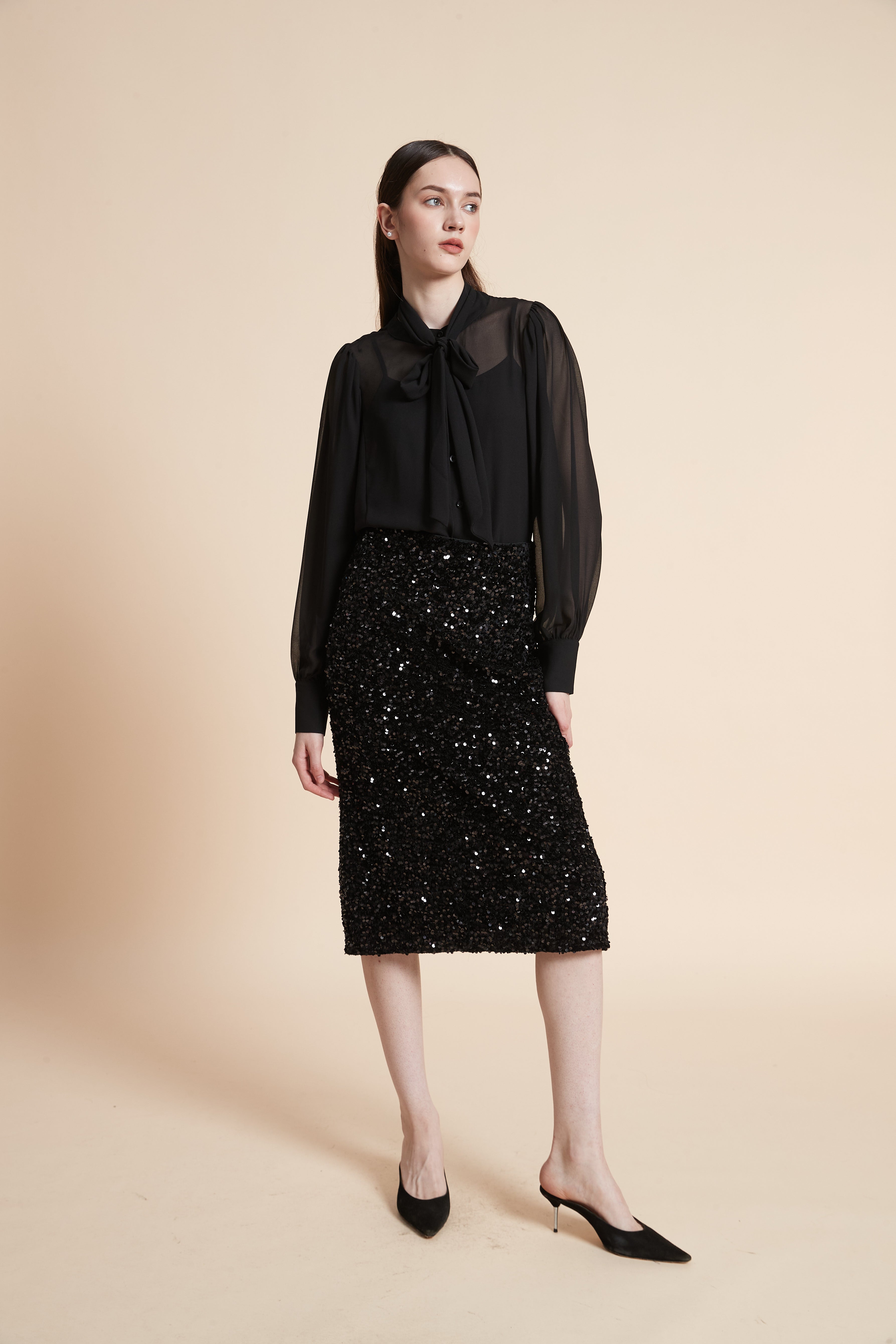 بلوزة سادة بربطة عنق بأكمام طويلة