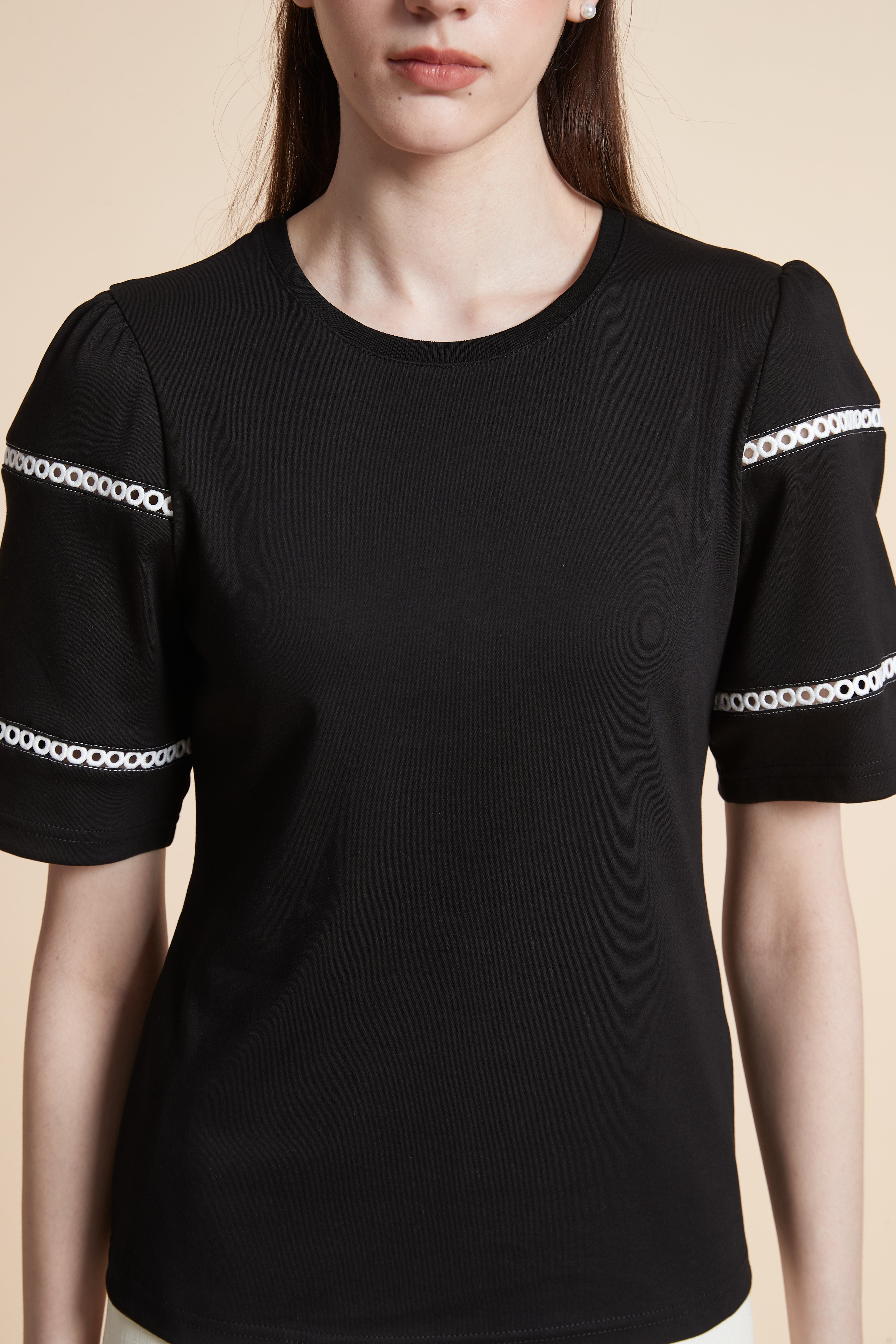 تيشيرت سادة بأكمام قصيرة مطرزة