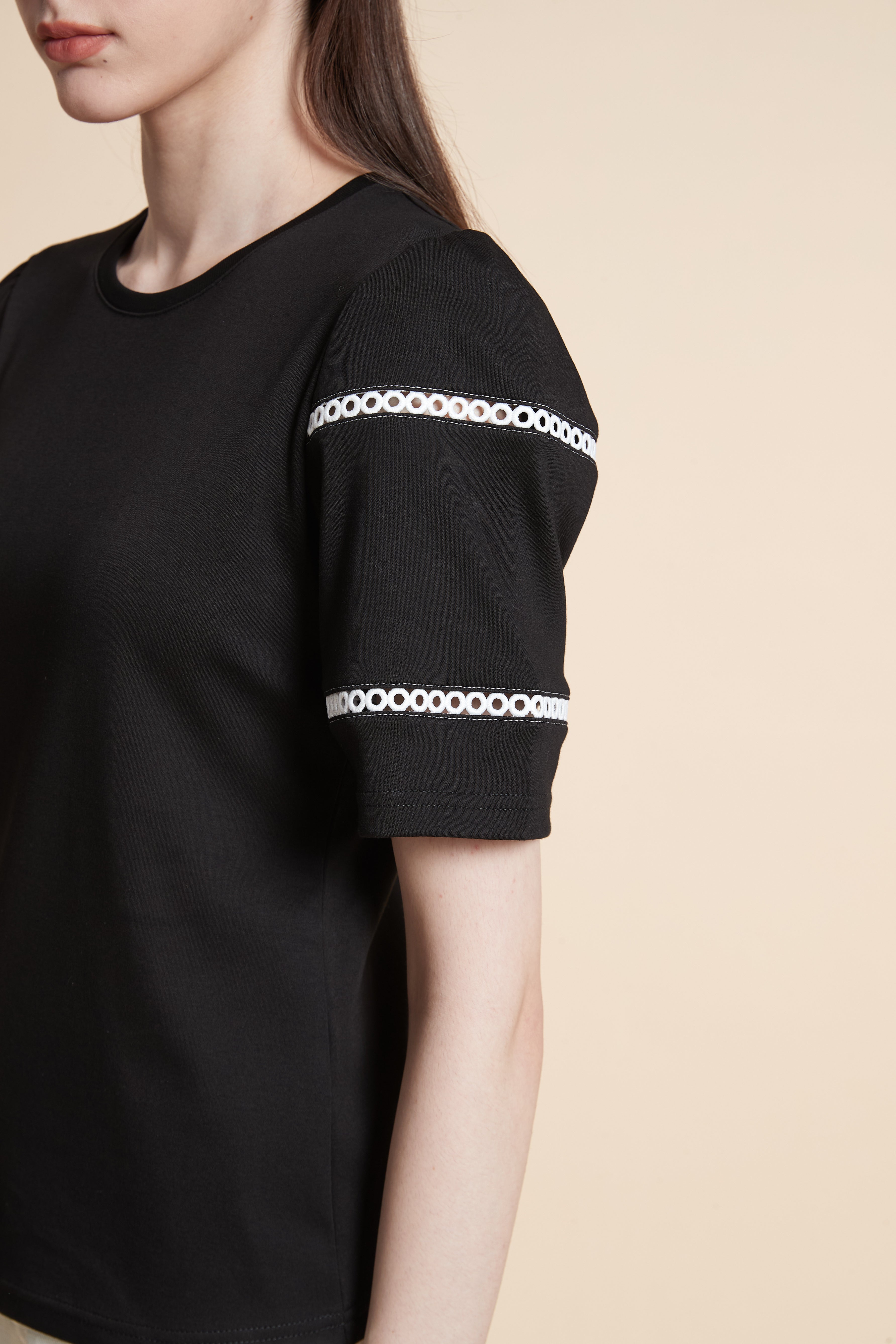 تيشيرت سادة بأكمام قصيرة مطرزة