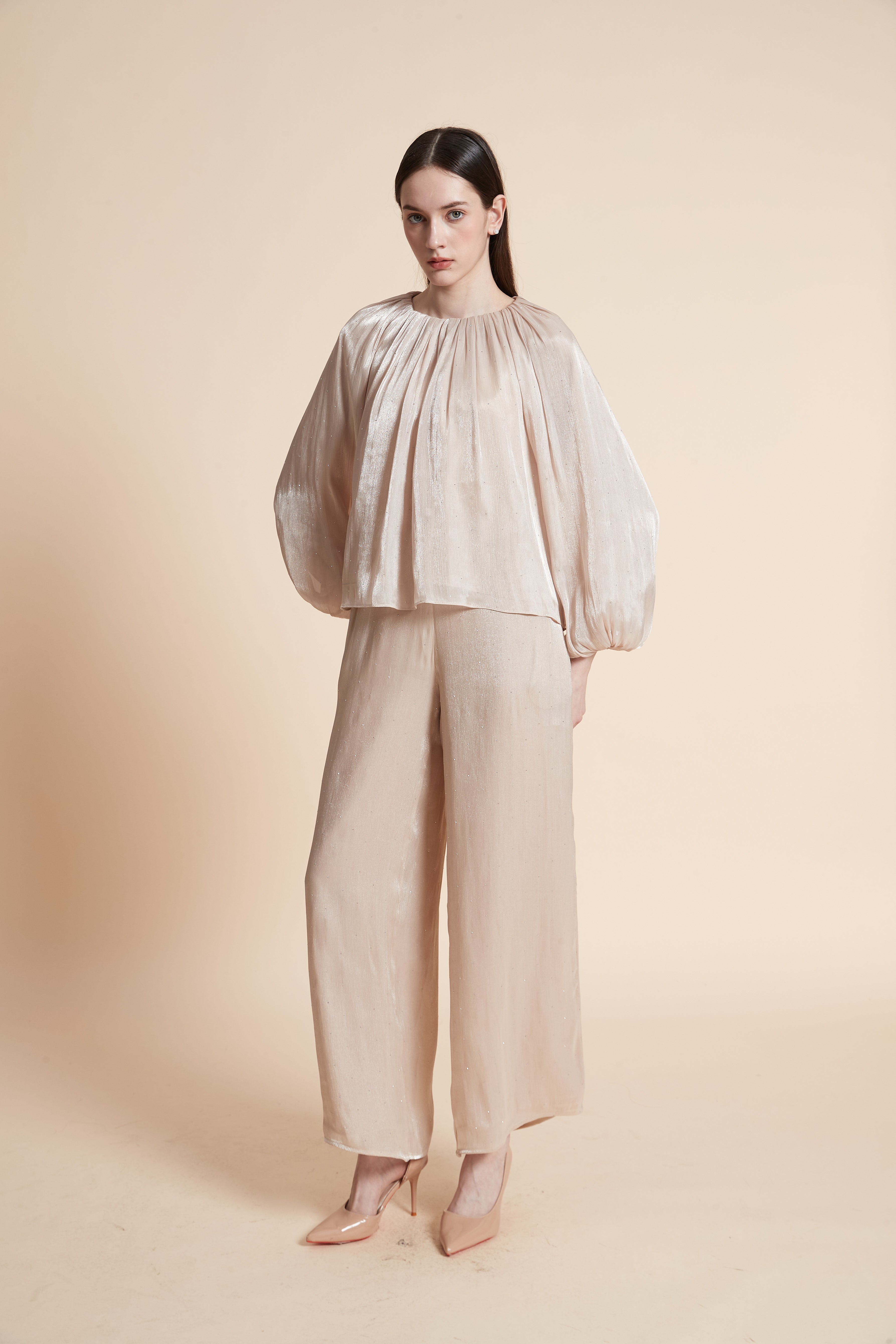 بلوزة سادة بأكمام طويلة بف