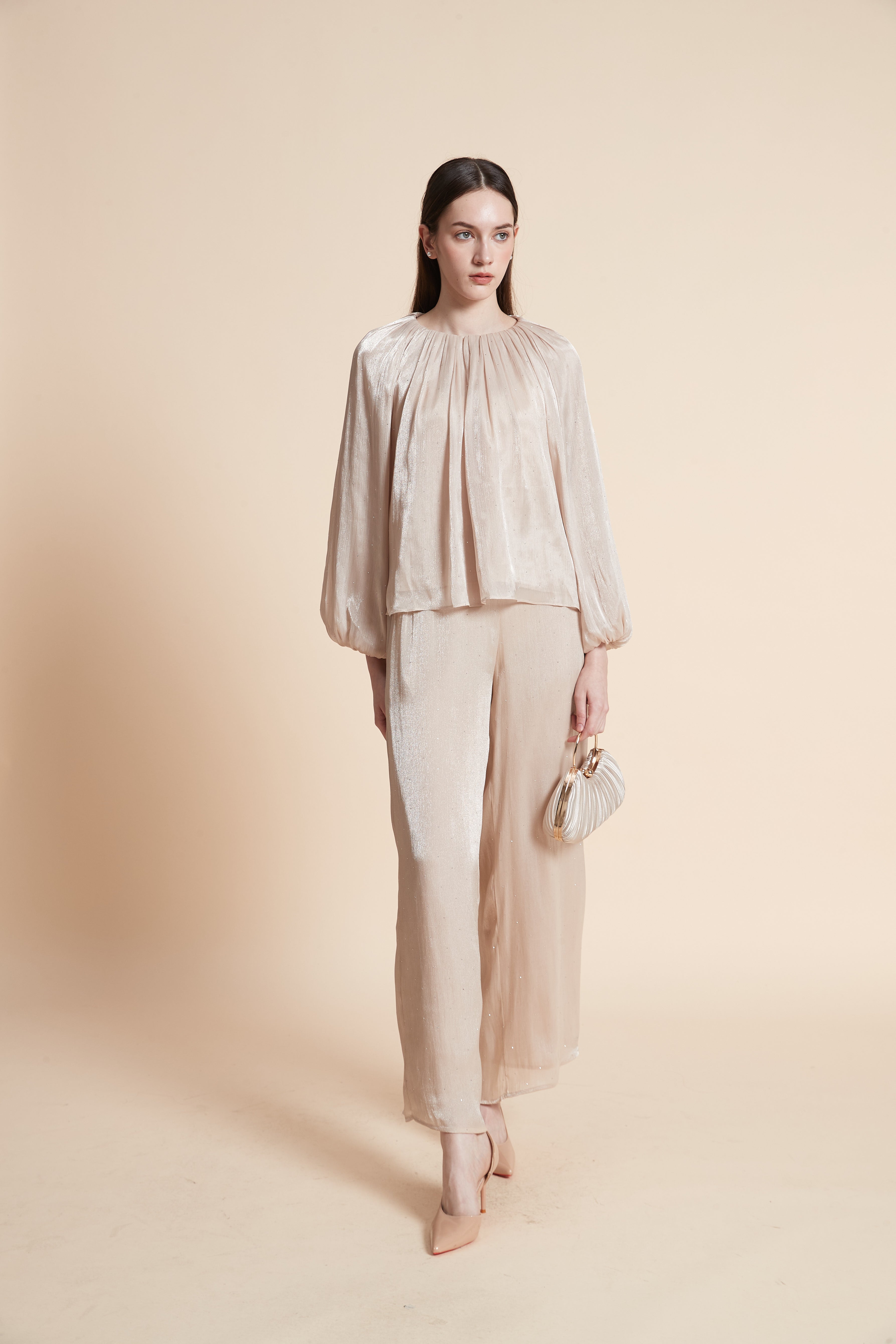 بلوزة سادة بأكمام طويلة بف