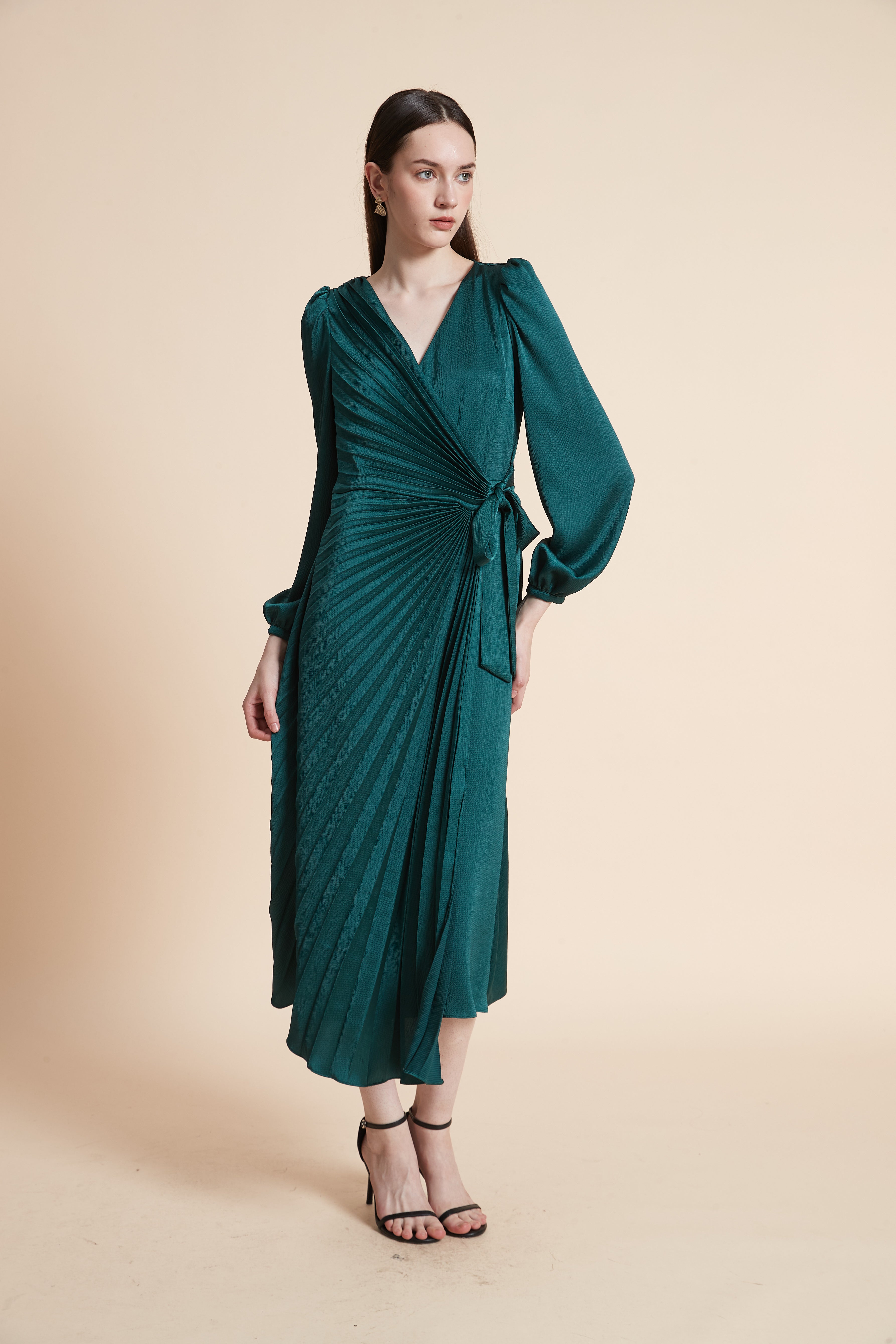 فستان ميدي بليسيه بأكمام طويلة