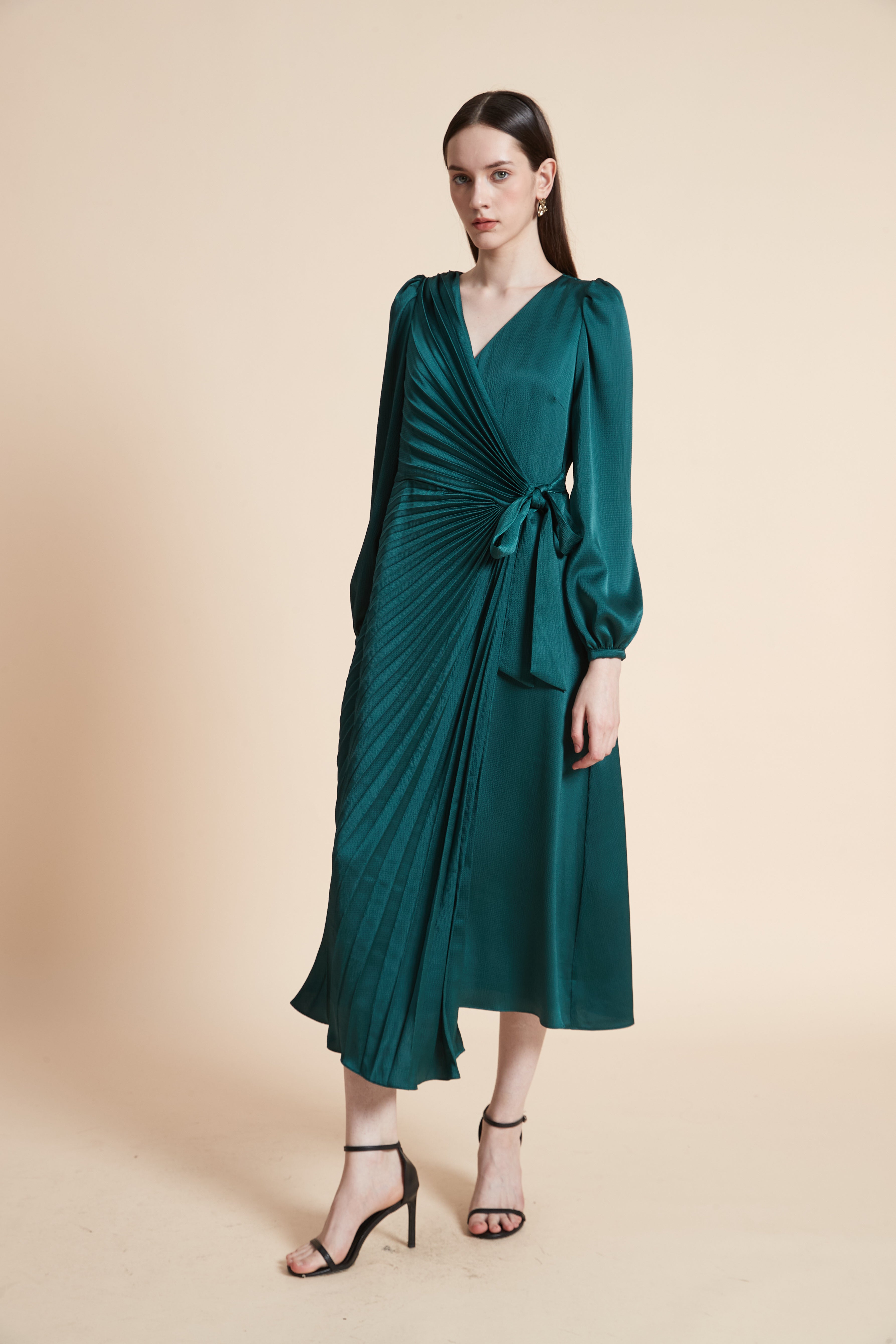 فستان ميدي بليسيه بأكمام طويلة