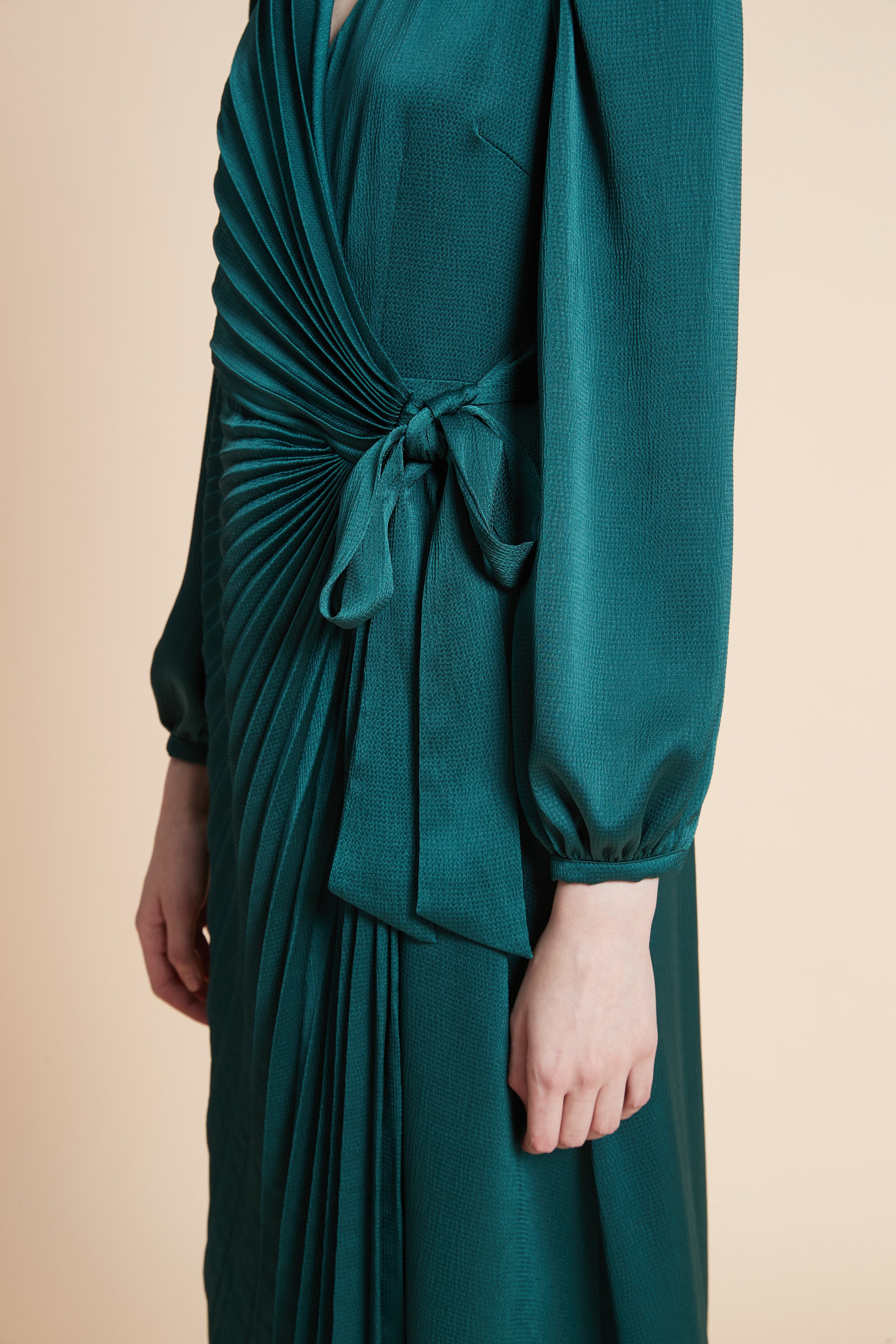 فستان ميدي بليسيه بأكمام طويلة