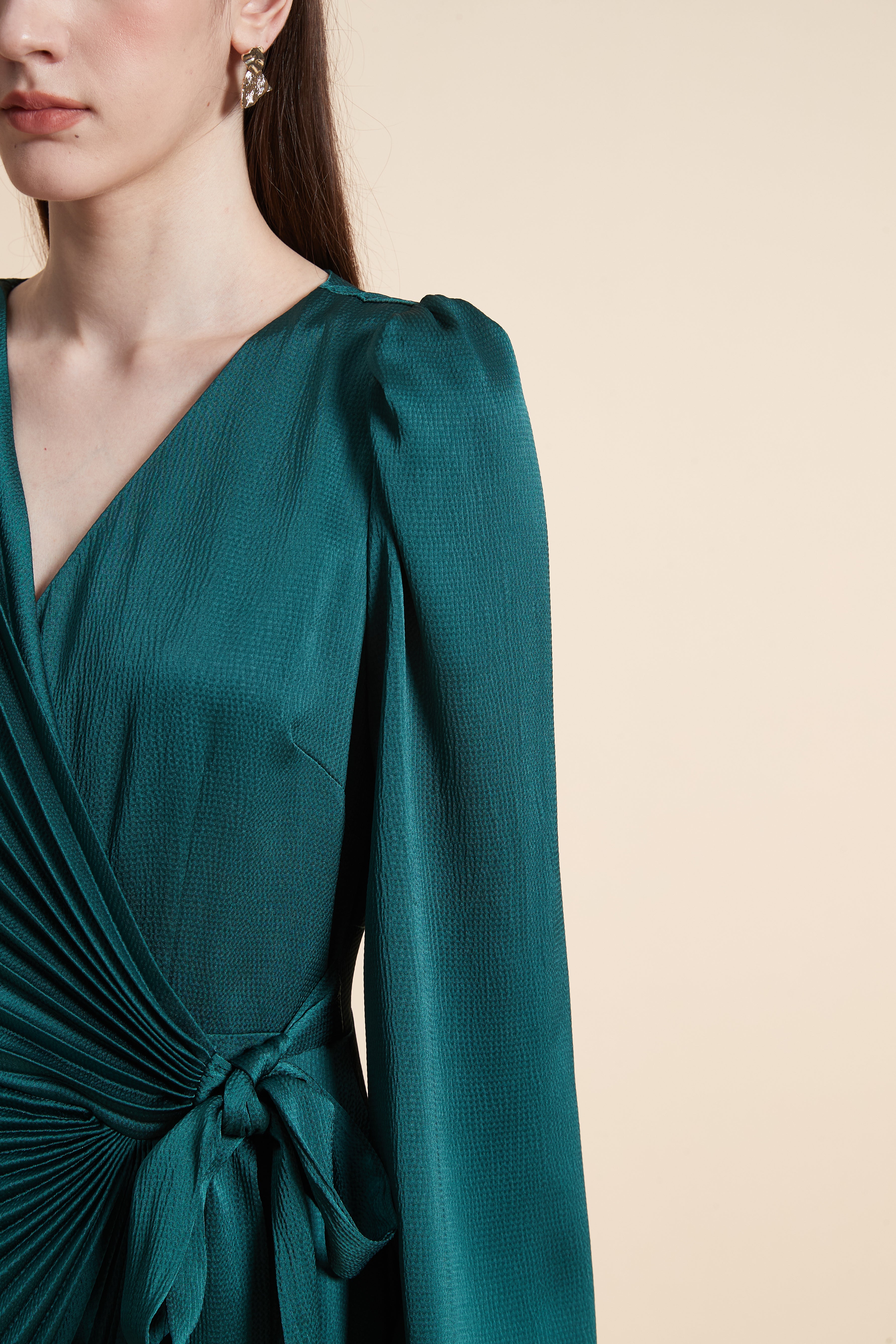 فستان ميدي بليسيه بأكمام طويلة