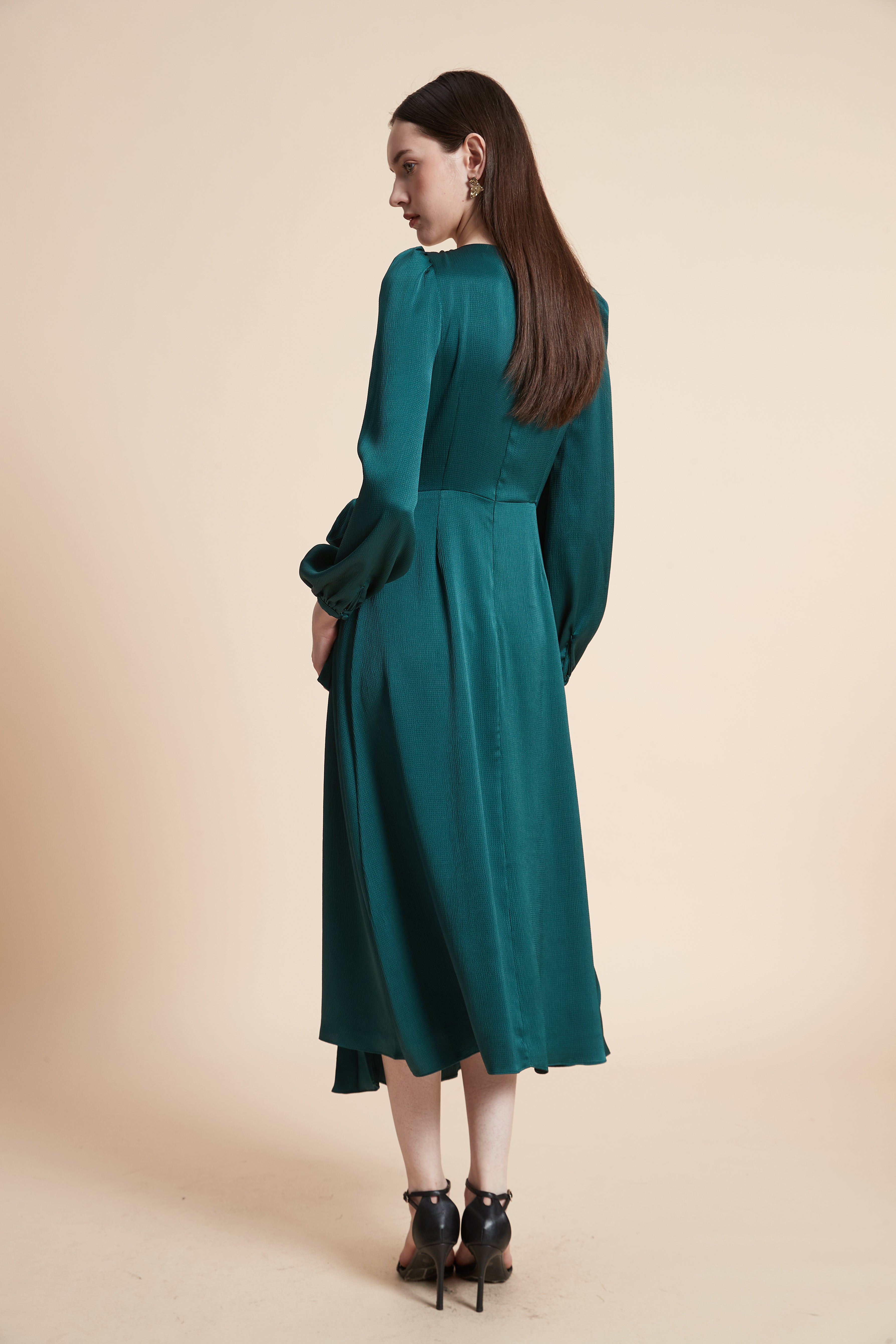 فستان ميدي بليسيه بأكمام طويلة