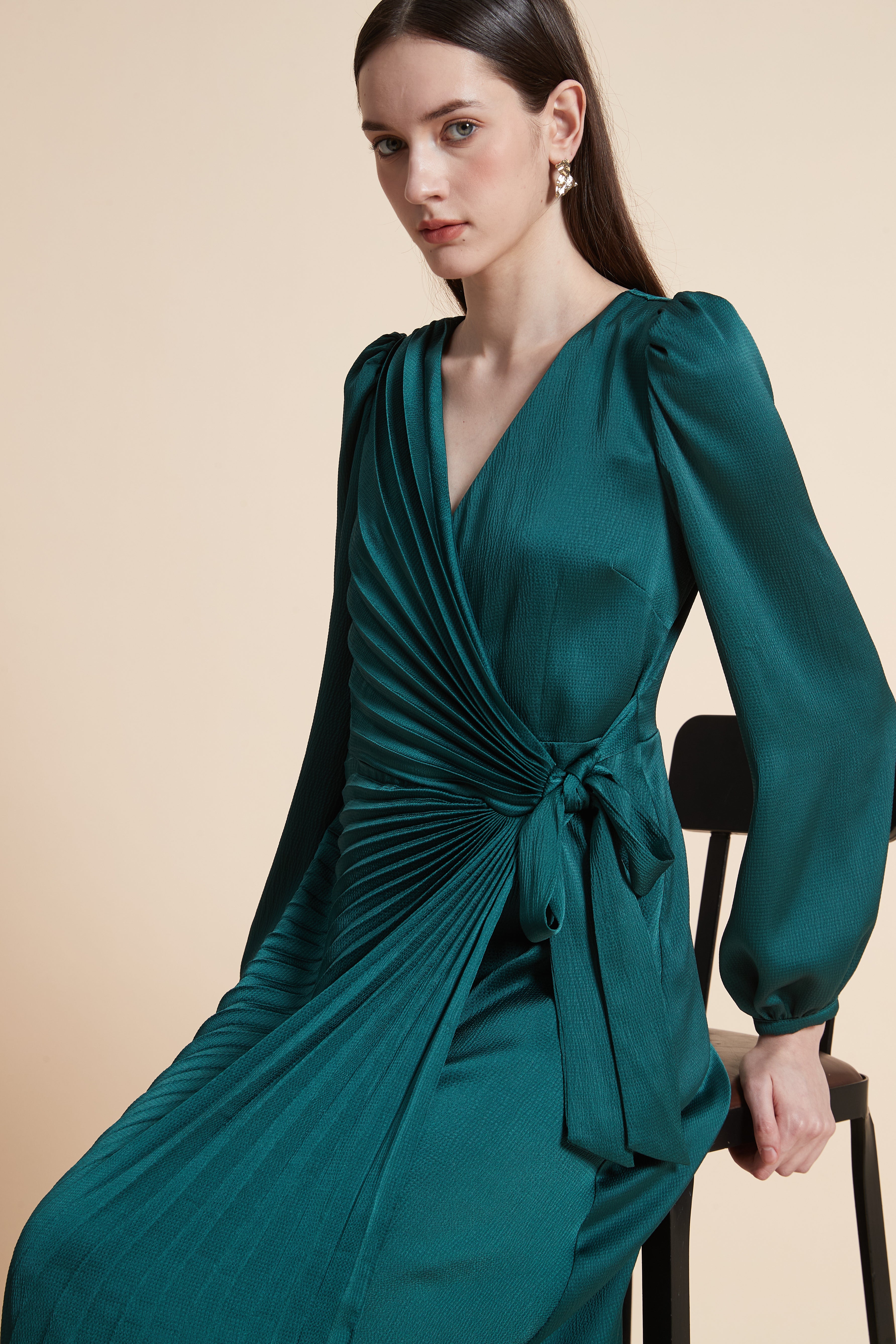 فستان ميدي بليسيه بأكمام طويلة