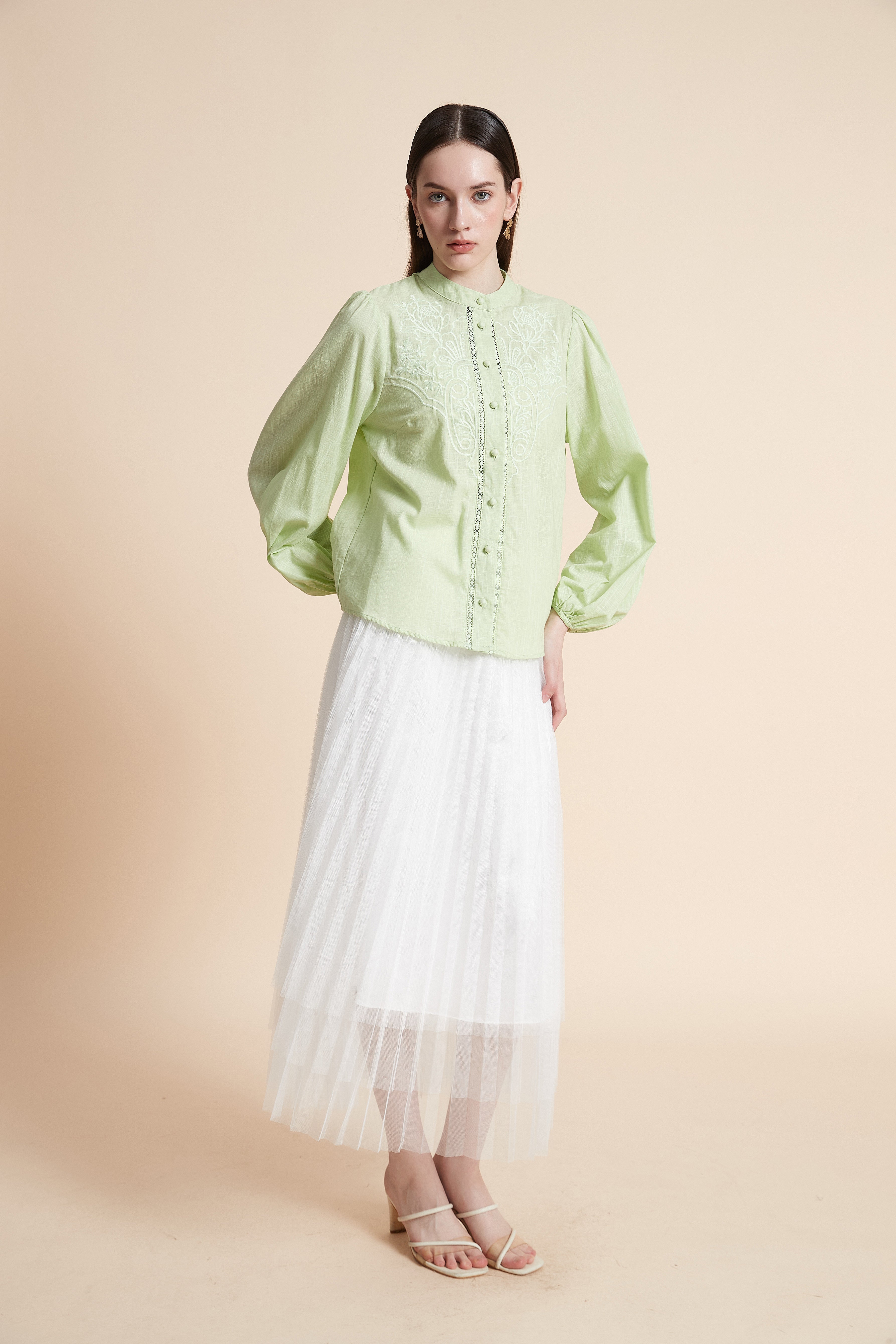 بلوزة سادة بأكمام طويلة واسعة