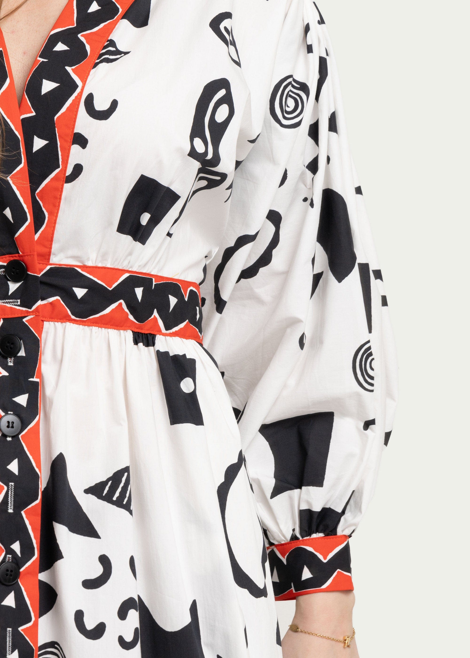 Yola Knee-Length Midi Dress with Sleeves and Design