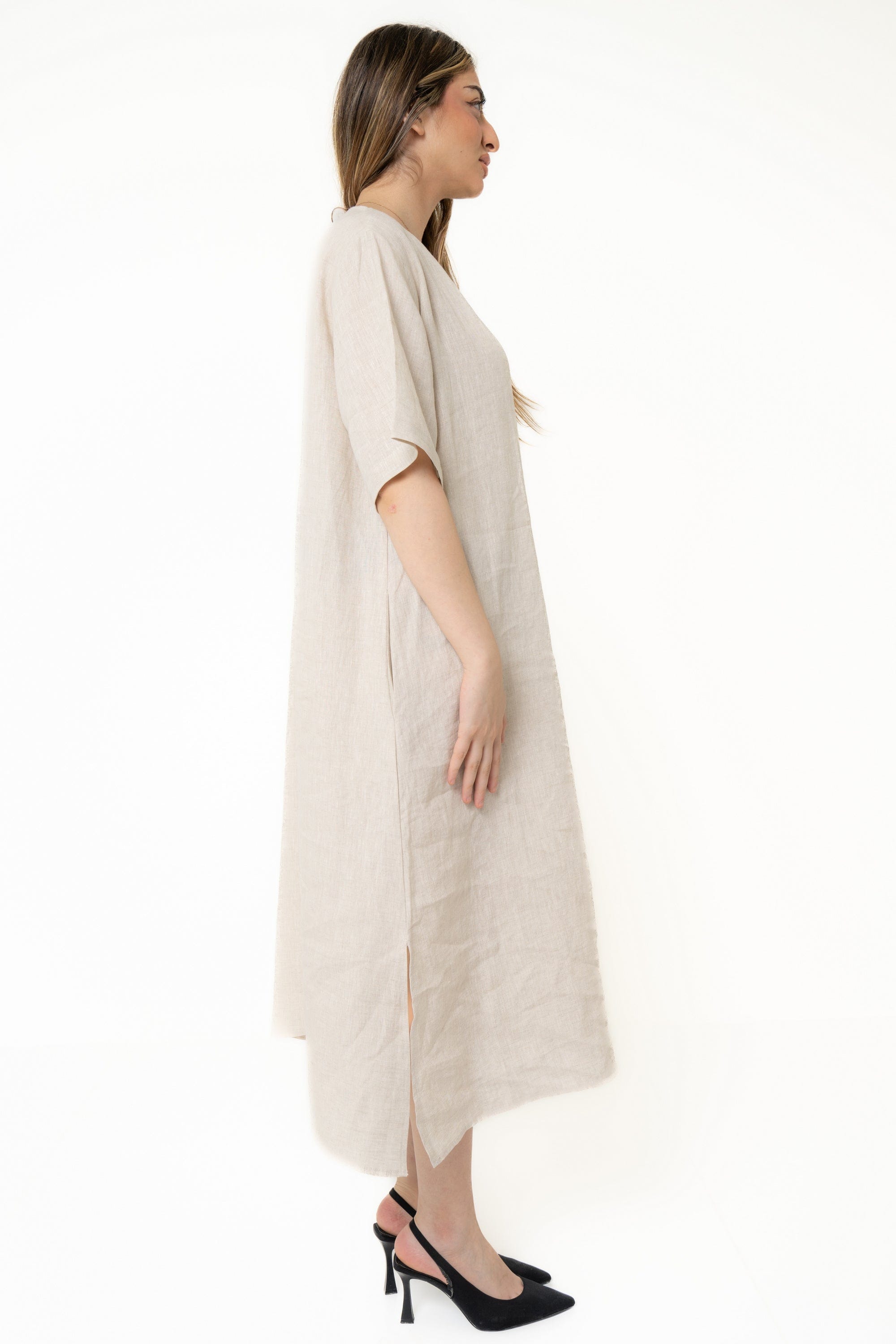 Yola Long half-sleeve dress with a slit on the leg